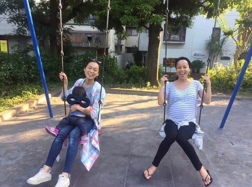 渋木さやかのインスタグラム：「⠀ ドングリが生後半年まで代々木八幡ってところに住んでいたのだけど、たまたまお仕事で立ち寄ることが出来ました。 ⠀ 氏神さまの代々木八幡宮で「無事に生まれました」ってご報告した以来だったので、 ⠀ 「お陰様で大きくなってます。毎日…楽しいとは思えないけど、毎日幸せだなぁとは思ってます。」ってお伝えしました。 ⠀ 思えば、生後半年まで代わる代わる友達たちが仕事途中や後にウチに来て、ご飯作ってくれたり、沐浴手伝ってくれたり、掃除してくれたり…  ほんとーーーに！感謝してます。 (私の墓石書きたい)🥺 ⠀ みんな、息抜きしながら、友達や周りの人に頼って、子育ても仕事も頑張っていこうね☺️  そんなちょっと心が楽になるような講座を 10/25 @yogawoman_jp で開催します。 「現代女性に寄り添ったヨガライフ講座」ストーリーでもupしてるので良かったらcheckしてね。 ⠀  代々木八幡宮の中に出世稲荷もあって、 「夫のフェスも来年は無事に開催されますように。他の仕事もうまくいきますように🙏」ってお願いしてきました🦊頼みますコーーーン🦊わたしもお仕事頑張りますコーーーン！」