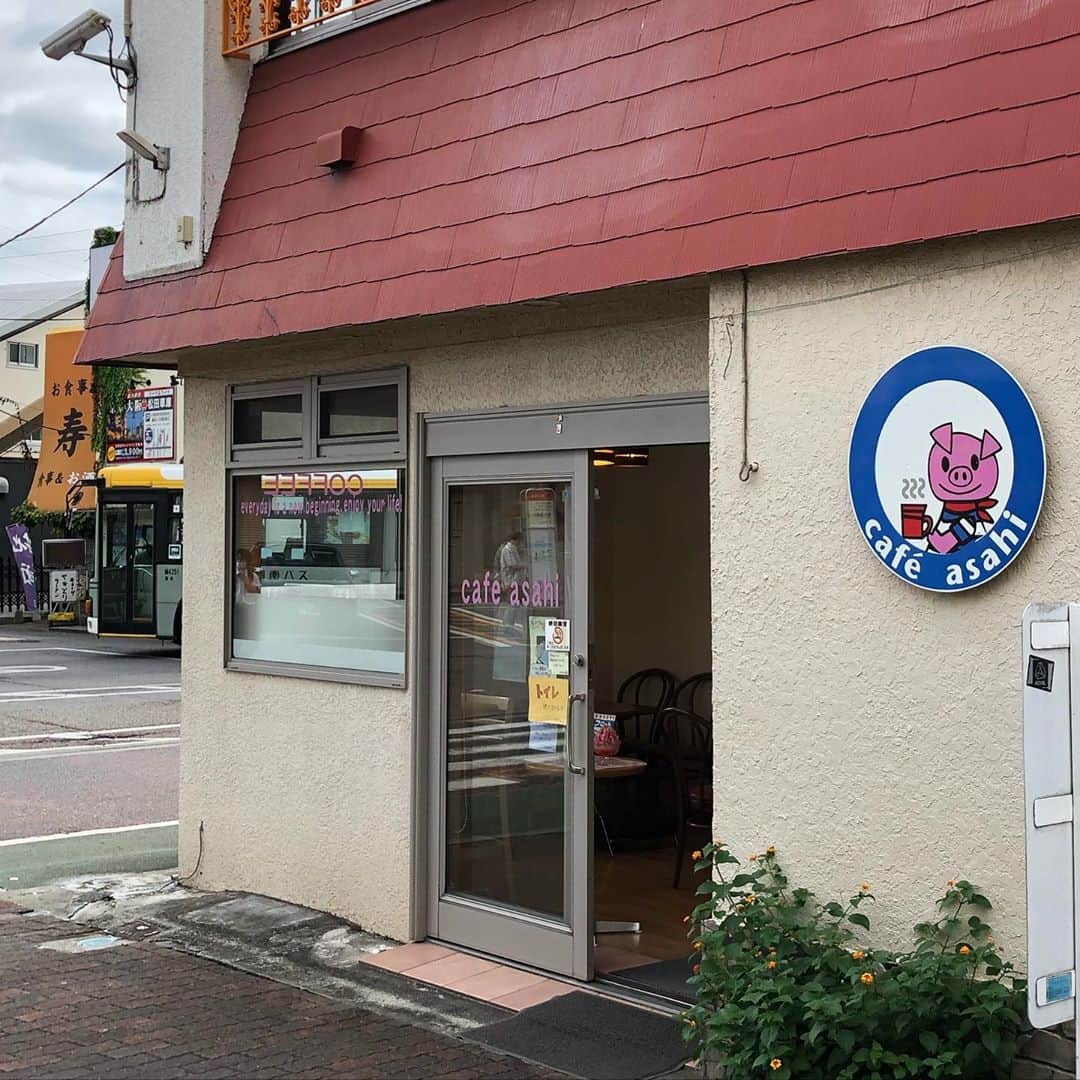 能町みね子さんのインスタグラム写真 - (能町みね子Instagram)「#喫茶メモ さほど大きな街ではないのになぜか喫茶店が1地点に4軒も密集している松田駅前。モンペリエ、その隣にアサヒ、その2階にキャロット、その隣にモンタナ。 ついでにいえばアサヒ&キャロットの向かいに謎の「マニラ食堂」。 フィリピン料理店ってわけでもなく、なぜマニラなのか不明のまま閉店してしまったようです。めっちゃ競合している4軒は生き残っているのに、いちばん個性の強い別業態の店が先に終わってしまいました」9月8日 8時14分 - nmcmnc