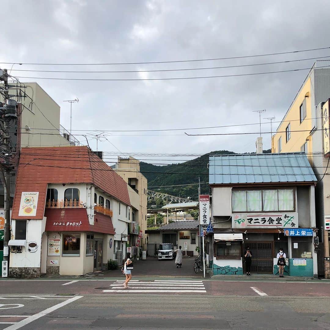 能町みね子さんのインスタグラム写真 - (能町みね子Instagram)「#喫茶メモ さほど大きな街ではないのになぜか喫茶店が1地点に4軒も密集している松田駅前。モンペリエ、その隣にアサヒ、その2階にキャロット、その隣にモンタナ。 ついでにいえばアサヒ&キャロットの向かいに謎の「マニラ食堂」。 フィリピン料理店ってわけでもなく、なぜマニラなのか不明のまま閉店してしまったようです。めっちゃ競合している4軒は生き残っているのに、いちばん個性の強い別業態の店が先に終わってしまいました」9月8日 8時14分 - nmcmnc