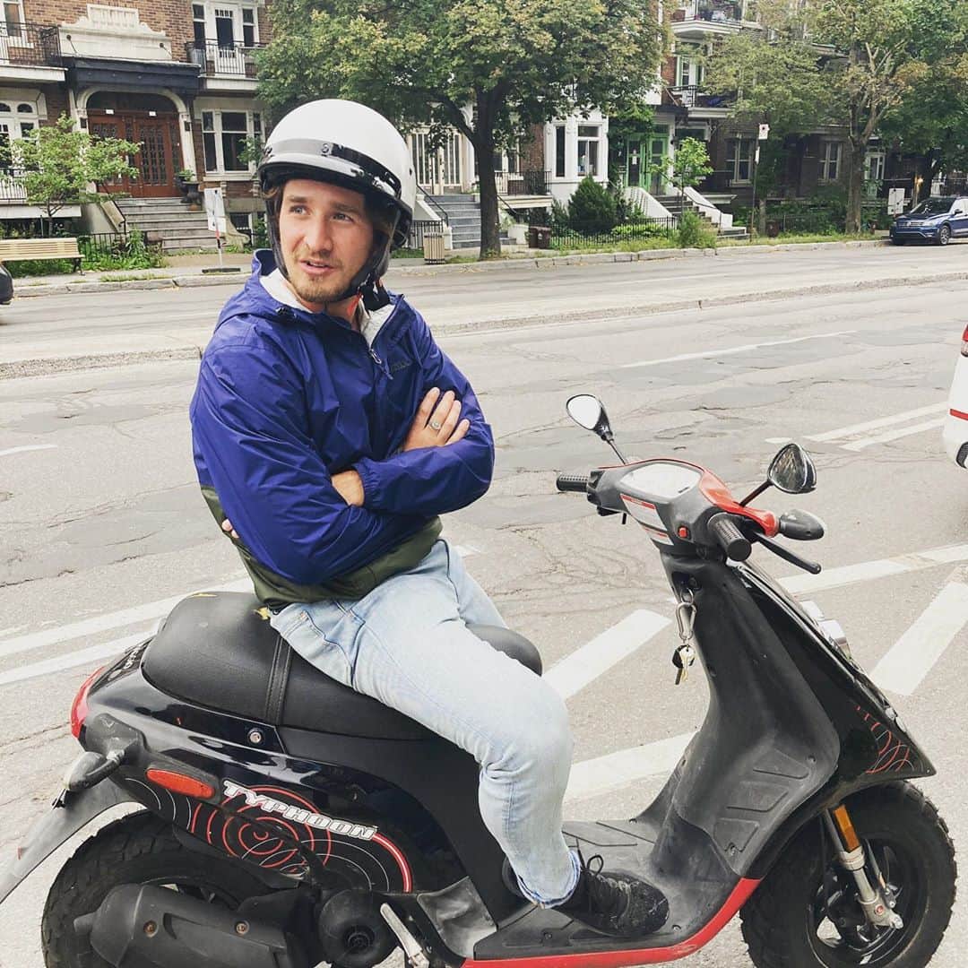シャルリ・ビロドーのインスタグラム：「Cherche pas le trouble, je suis un motard!👊🏼🛵 . 📸 @clelabrecque」