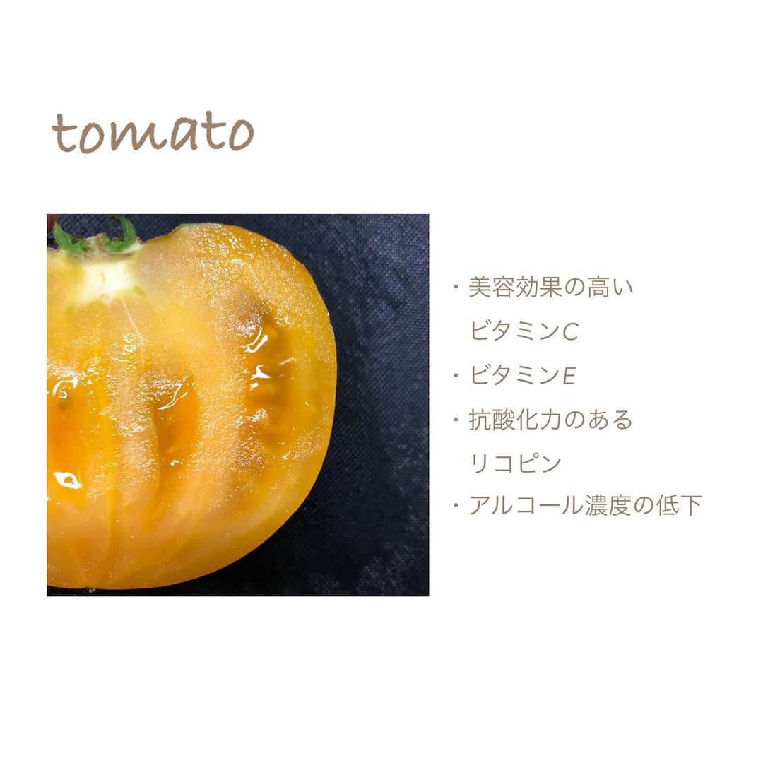 葛巻舞香さんのインスタグラム写真 - (葛巻舞香Instagram)「⭐️夜スムージー②⭐️ 【トマト・スイカ・グレープフルーツ】  季節の野菜やフルーツは、四季のある日本人に対応した自然のサプリメントです。  スムージーで一気に摂るのもアリですが、 食感の良いグレープフルーツやスイカはやはりそのまま食べるのも好きですね🍉😊  ※表記されているのは一般的に含まれていると言われる代表的な栄養素です。 ※効果には個人差があります。  #スムージー #スムージー生活 #夜スムージー #ダイエット #腸活 #野菜の力 #季節のフルーツ #身体に良い事 #朝ごはん大好き #ランチを楽しむ #ラーメンやカツ丼も好き #肉も好き #米が好き #食事はバランス」9月8日 8時16分 - maika.kzm