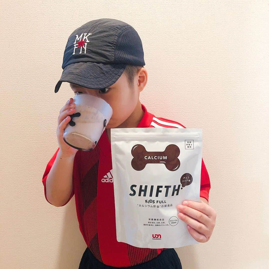 lily112988さんのインスタグラム写真 - (lily112988Instagram)「: #kids . . サッカーキッズ⚽️ (格好だけいっちょ前🤢) . やっと練習も増えてきて ボールをキャッキャ追いかけるだけだった彼も 悔しい！勝ちたい！ という気持ちが出てきたみたい🧡 出来るだけサポートしてあげたいな~🥺 . サッカーキッズ憧れの 一流選手達がプロデュースしたアイテム✨ 売上の一部は社会貢献に充てられてるんだって🥺🧡 . ▶︎perfect sunscreen milk SPF+ PA+++ 7つのフリーで 敏感肌の人や赤ちゃんにも使える🙆🏻‍♀️ 彼曰く 👦しろくならないし、いいにおいがするからすき！ だそう…🧡 . ▶︎KIDS FULL 子供の成長期の骨形成に欠かせない カルシウムやビタミンD だけじゃなく！ 国産大麦若葉配合で吸収率up☝︎☝︎☝︎ 👦ココアみたいでおいしーー！！ とのこと🧡 . いいものでも 子供って気に入らないと使ってくれないけど ふたつとも自分から率先して使ってるよ🧡 気に入ってくれてよかった🥺🧡 : : : @shifth_udnsports  @udnsports  #shifth #udnsports #シフス #サッカーキッズ #アスリートプロデュース #日焼け止め #カルシウム貯金 #カルシウム貯金応援食品 #スポーツキッズ #soccer #soccerkids #⚽️ #sunscreen #子供の習い事 #サッカーはじめました #ムスコ #kidsfull #perfectsunscreenmilk #日焼け止め乳液」9月8日 8時27分 - lily112988