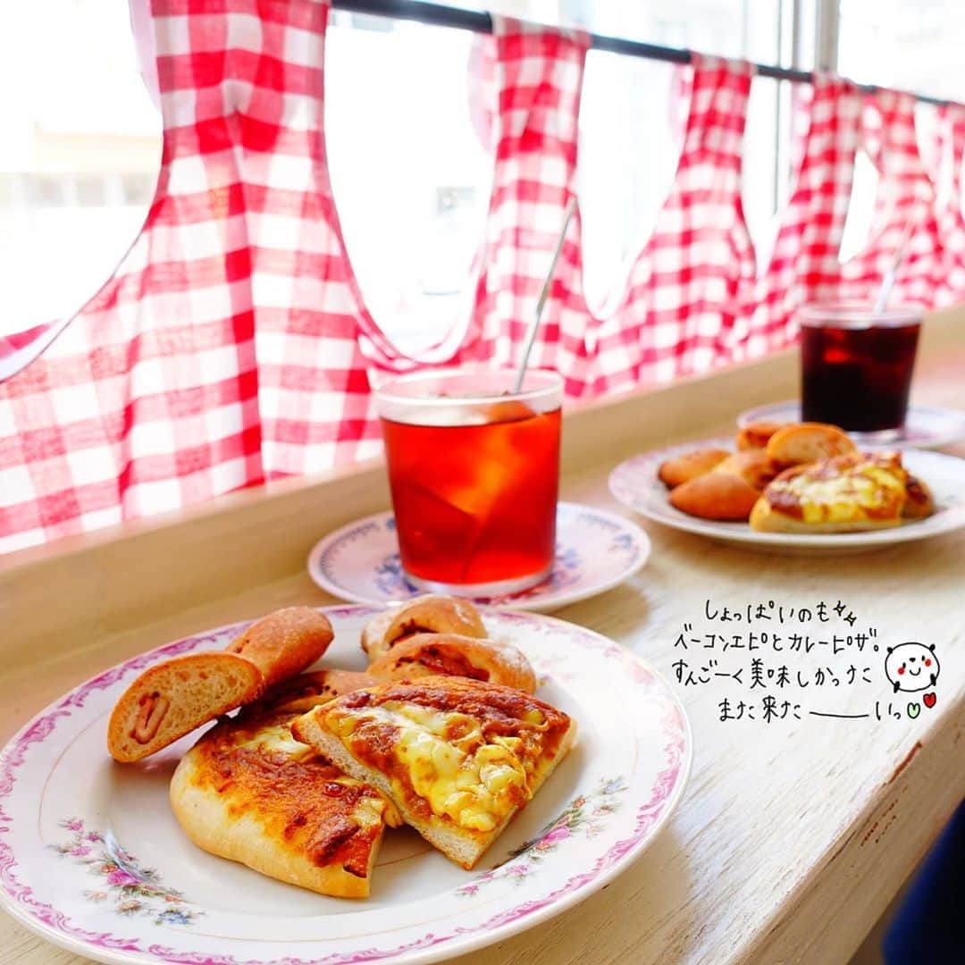 なっつ。さんのインスタグラム写真 - (なっつ。Instagram)「2020.9.7.Tuesday かおるちゃんに連れてってもらった 『#chigaya_kuramae』さん♬ カスタードクリームドーナツと マンゴークリームドーナツ♡ そしてしゅわしゅわ クリームソーダ♡😋 かわゆいギンガムチェックの カフェカーテンの前で 食べる美味しいもの達🥰 幸せ♡ ベーコンエピと カレーピザのしょっぱい系も♡ カレーピザめっちゃ美味しかった♡ 素敵なお店だったなー。 ひとりじゃ行けないので また連れてってもらおう(笑) ごちそうさまでした♬ ・ ・ ・ #chigaya#蔵前カフェ#東京カフェ#ドーナツ#クリームソーダ#donuts#なっつの絵日記」9月8日 8時36分 - punipopo