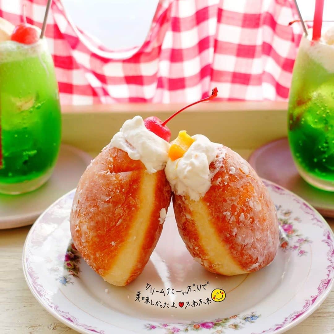 なっつ。さんのインスタグラム写真 - (なっつ。Instagram)「2020.9.7.Tuesday かおるちゃんに連れてってもらった 『#chigaya_kuramae』さん♬ カスタードクリームドーナツと マンゴークリームドーナツ♡ そしてしゅわしゅわ クリームソーダ♡😋 かわゆいギンガムチェックの カフェカーテンの前で 食べる美味しいもの達🥰 幸せ♡ ベーコンエピと カレーピザのしょっぱい系も♡ カレーピザめっちゃ美味しかった♡ 素敵なお店だったなー。 ひとりじゃ行けないので また連れてってもらおう(笑) ごちそうさまでした♬ ・ ・ ・ #chigaya#蔵前カフェ#東京カフェ#ドーナツ#クリームソーダ#donuts#なっつの絵日記」9月8日 8時36分 - punipopo