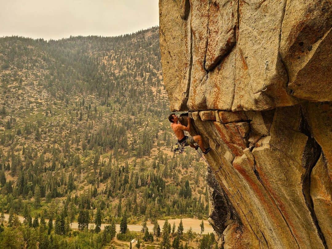 アレックス・オノルドのインスタグラム：「Zoom in for the face I make while trying to decide what kind of piece will fit in the crack above me.  Super hot temps, apocalyptic smoke, not exactly normal climbing conditions. Grim times in CA right now. But still nice to check out a new 5.13+ that @_charlie_barrett put up last summer. Hopefully I’ll get to go finish it soon. @jaimemarijke photo from the anchors of an adjacent route.」