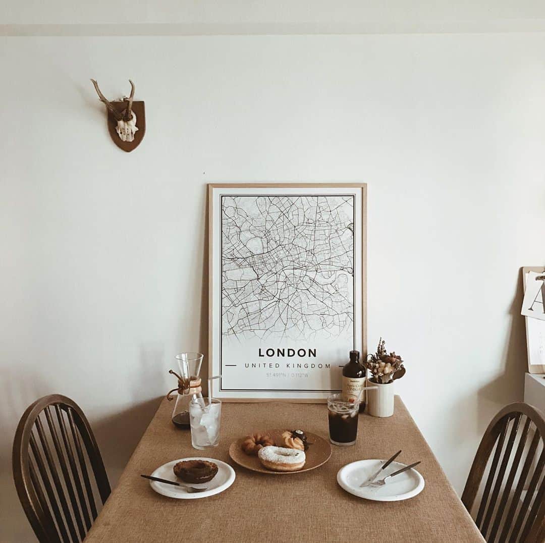 yuiのインスタグラム：「lovely poster made in @mapiful  I chose "London" where we met and lived together,  where we would love to visit with our daughter again♡ 世界中どこでも好きな場所の地図や、思い出の日の星空をカスタマイズして、オリジナルのポスターにできるMapiful. 私たち夫婦にとって思い出の場所といえばやはりLONDON🇬🇧 モノトーンのシンプルな地図だけど、眺めていると色鮮やかな記憶が蘇ります💭   オフィシャルサイトにてアイテムを２点購入すると、20%OFFになります。 coupon code：kioku  @mapiful  thank you!」