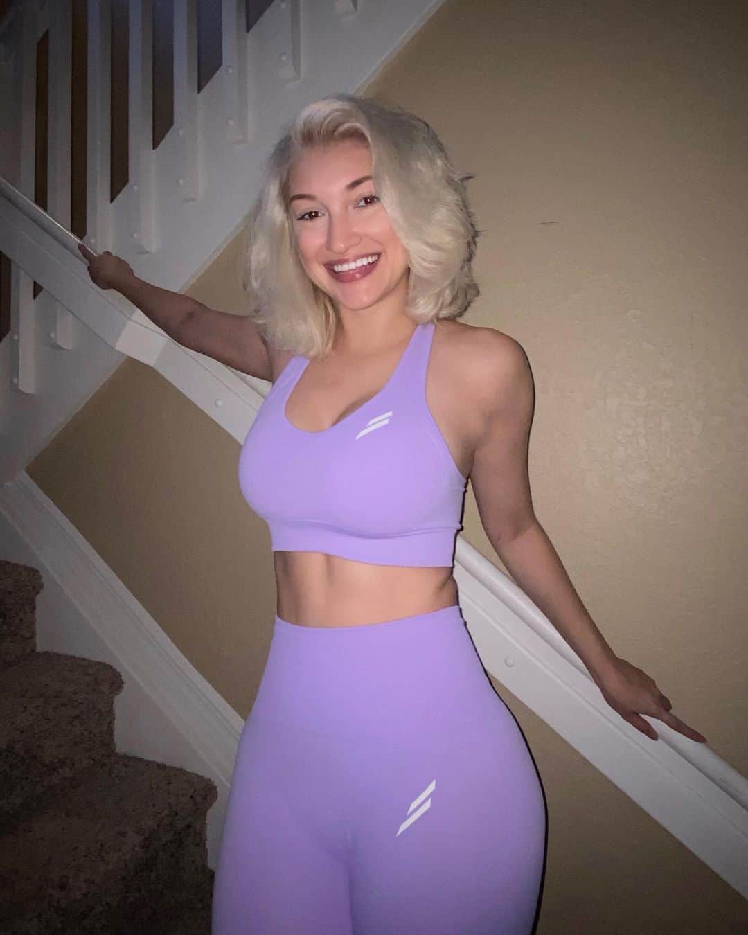 アンナ・フェイスのインスタグラム：「Ok I just found out about @doyoueven and I LOVE IT. How did I workout without them on before? 😱 Are you sticking to your quarantine workout? 🤔」