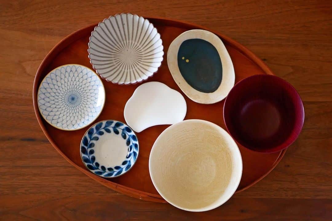 Komerco-コメルコ-さんのインスタグラム写真 - (Komerco-コメルコ-Instagram)「.⁣ 使い方は無限大！ 豆皿の魅力をもっと知りたい🍃  手のひらにすっぽりと収まるサイズ感が愛らしい「豆皿」。 クリエイターさんによっても形や色合い、柄など多種多様で、 思わずほしくなるバリエーションの豊かさも魅力のひとつです✨  醤油皿や薬味皿としてだけでなく、 使い方次第で盛り付けの幅がどんどん広がる豆皿。  Komercoおすすめのクリエイターさんのうつわと、 イチオシ活用法をご紹介します😄  ぜひ最新のコメルコバナシをご覧くださいね！⁣ 👉https://komer.co/komercobanashis/  -------------------------------⁣ ▷ #コメルコバナシ は、KomercoアプリとWebサイトのホーム画面でご紹介している読みもの。クリエイターや作品の魅力を紹介し、モノからはじまる料理の楽しさと可能性を提案しています。⁣ .⁣ ▷Web版はプロフィールリンクから📲⁣⁣ @komerco_official⁣⁣ .⁣⁣ ▷iOS版アプリのダウンロードはAppStoreにて「Komerco」または「コメルコ」と検索🔎⁣⁣ -------------------------------⁣ .⁣ #komerco #コメルコ #cookpad #クックパッド #komercoごはん #料理をもっと楽しく #おうちごはんを楽しもう #おうちごはん #instafood #foodpic #cookinglove #手しごと #komercoフード #komercoクラフト⁣ #豆皿 #小皿 #薬味皿 #小鉢 #Okalu #山下智子 #杉田真紀 #studiobwanji #籠山陶房 #キカキカク #Crafterior #前田麻美 #陶房momo #WATO #豆皿ごはん」9月8日 8時50分 - komerco_official