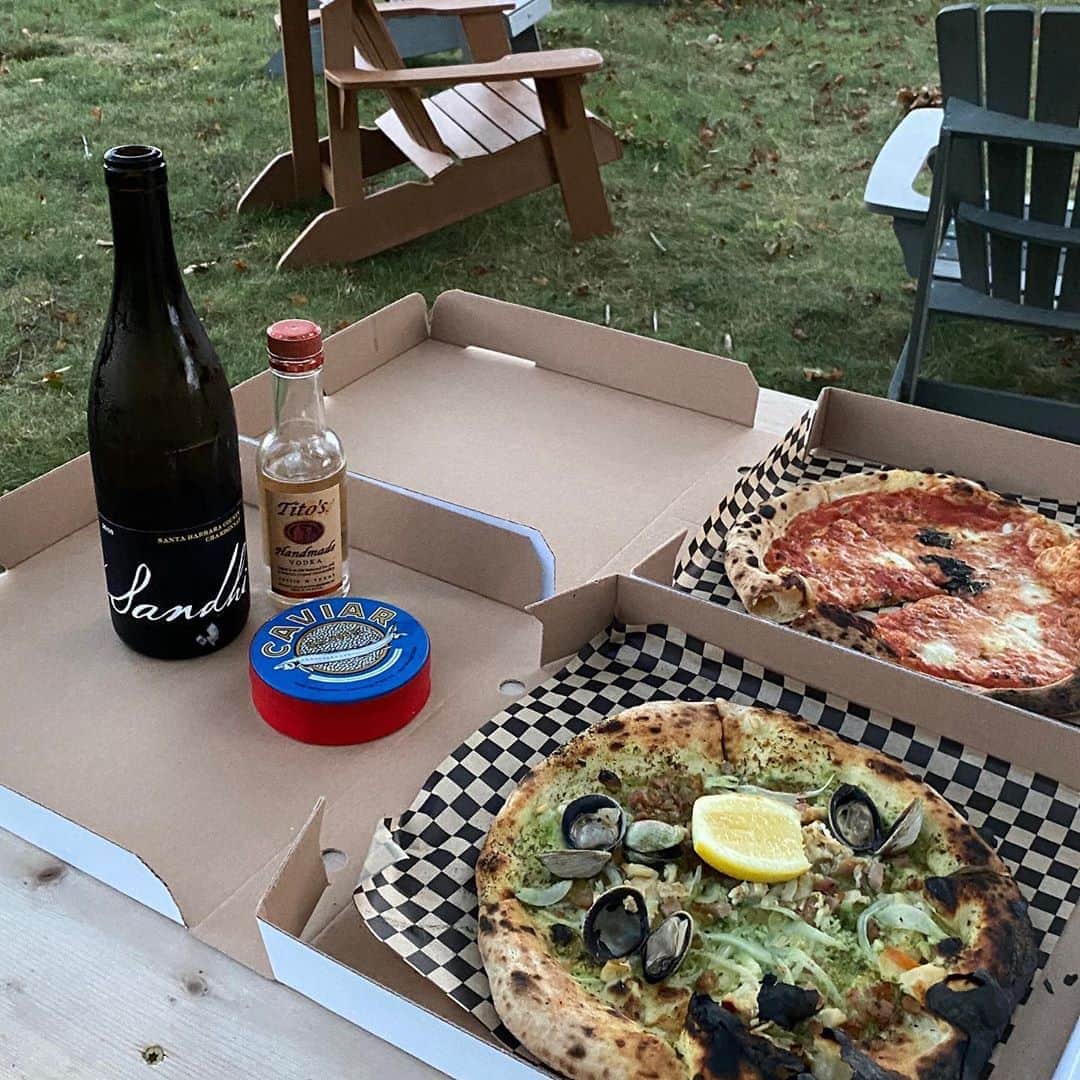 ボビー・ブラウンのインスタグラム：「Last night. The Plofker way. #sagpizza #caviar #titos #pond @hwaksal  @5dukes @jplofker」