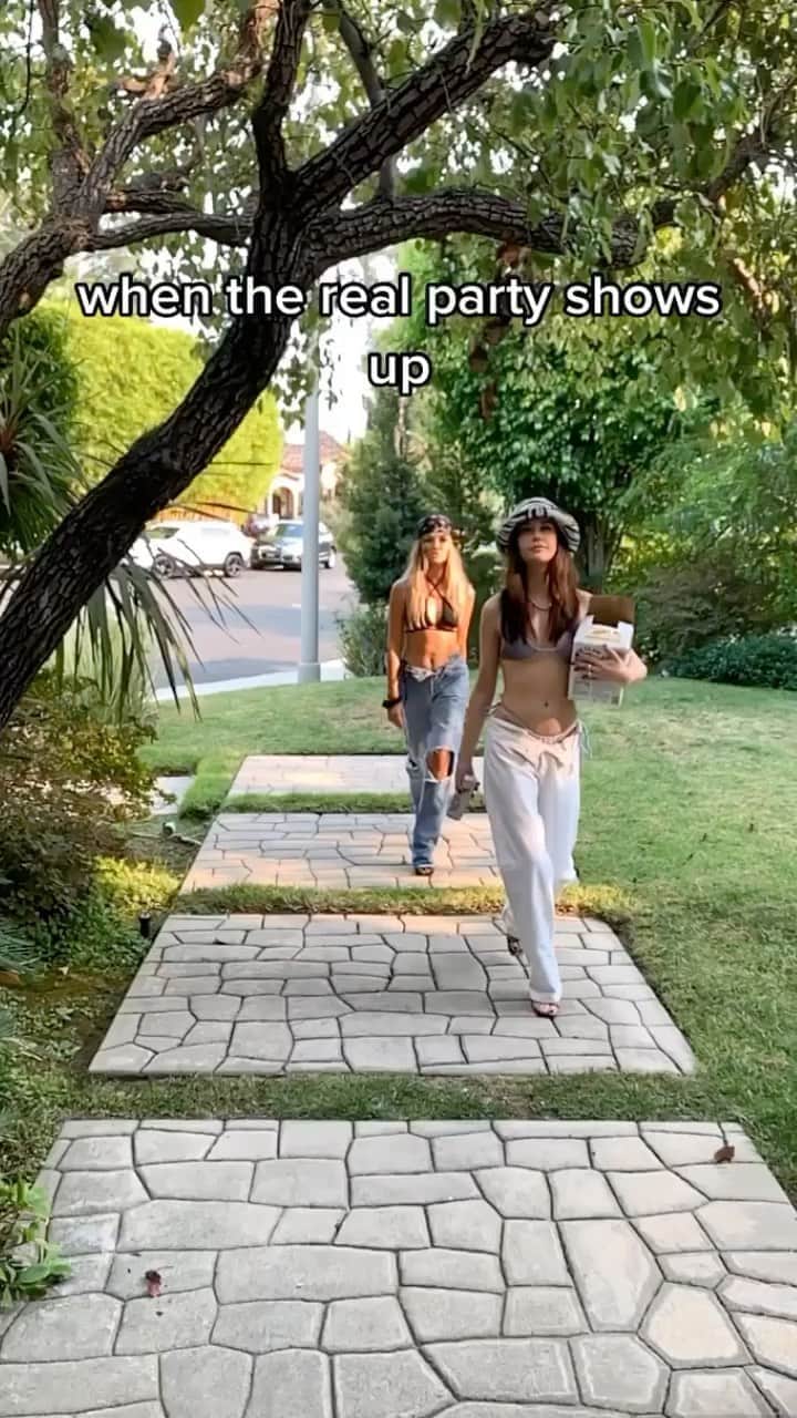 のインスタグラム：「we heard it’s a holiday @erikacostell」