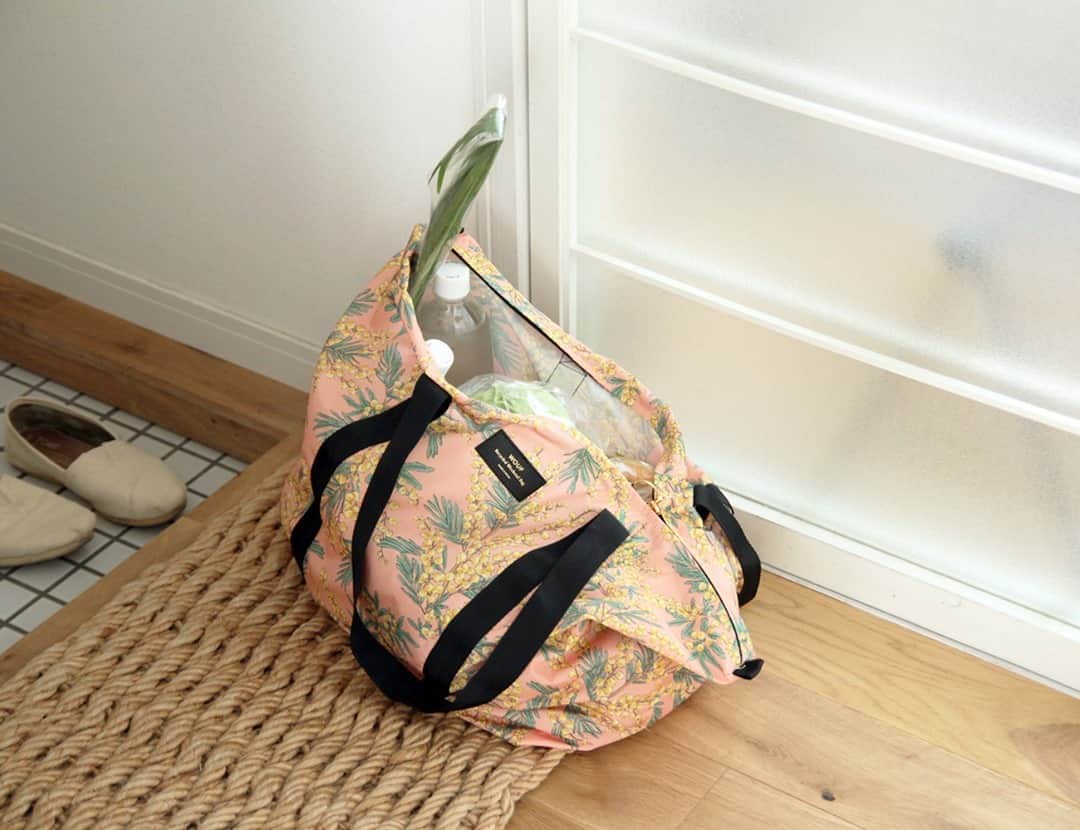 のインスタグラム：「「WOUF」 - Weekend Bag - . 今や、外出時は「持ったっけ？」と 確認するほど必需品となった エコバッグの存在。  オシャレで、たっぷり大容量サイズ！ さらに、これからの環境を考えて リサイクル素材で作られているいう 愛すべきWeekend Bagです♪ . ◎商品は当店トップページのバナーorプロフィールのURLからどうぞ。 ▶︎ @kozlife_tokyo . #KOZLIFE #kozlife_tokyo #LoveFoodLoveLife #instahome #WOUF #weekendbag #暮らし #マイバッグ #エコバッグ #トートバッグ #丁寧な暮らし #シンプルライフ #レジ袋 #レジ袋有料化 #マイバッグ #スペイン #バルセロナ #お気に入り」