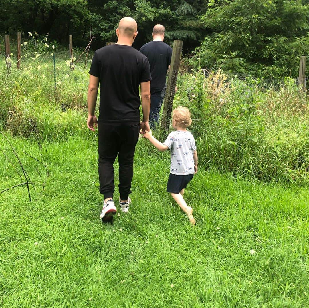 アダム・エルマキアスのインスタグラム：「Walking with my friends kid holding my hand is a new kind of love I’ve never really felt before.」