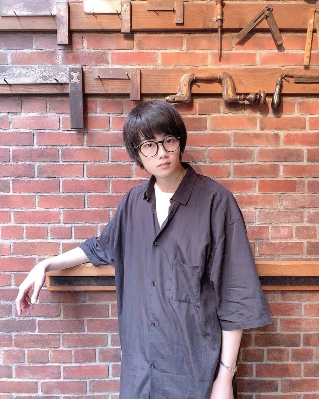 外山将平のインスタグラム：「少しオンマユです。笑 ちょーっとだけ前髪切りすぎた。。  #ノーセット  #おはよう#goodmorning#役者#俳優#外山将平#fashion#カメラ好きな人と繋がりたい#camera#今日の外山#ootd#写真#眼鏡男子#メガネ男子#ポートレート#rayban#summer#作品撮り#自然#instagood#シンプル#cafe#ブラックコーデ#自然#オシャレ#マーチン男子」