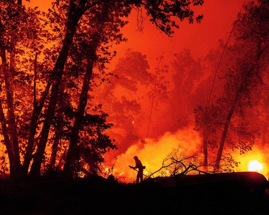 のインスタグラム：「AFP Photo 📷 @joshedelsonphotography - Firefighters douse flames as they push towards homes during the Creek fire in the Cascadel Woods area of unincorporated Madera County, California on September 7, 2020.⁣ .⁣ A firework at a gender reveal party triggered a wildfire in southern California that has destroyed 7,000 acres (2,800 hectares) and forced many residents to flee their homes, the fire department said Sunday. More than 500 firefighters and four helicopters were battling the El Dorado blaze east of San Bernardino, which started Saturday morning, California Department of Forestry and Fire Protection (Cal Fire) said.」