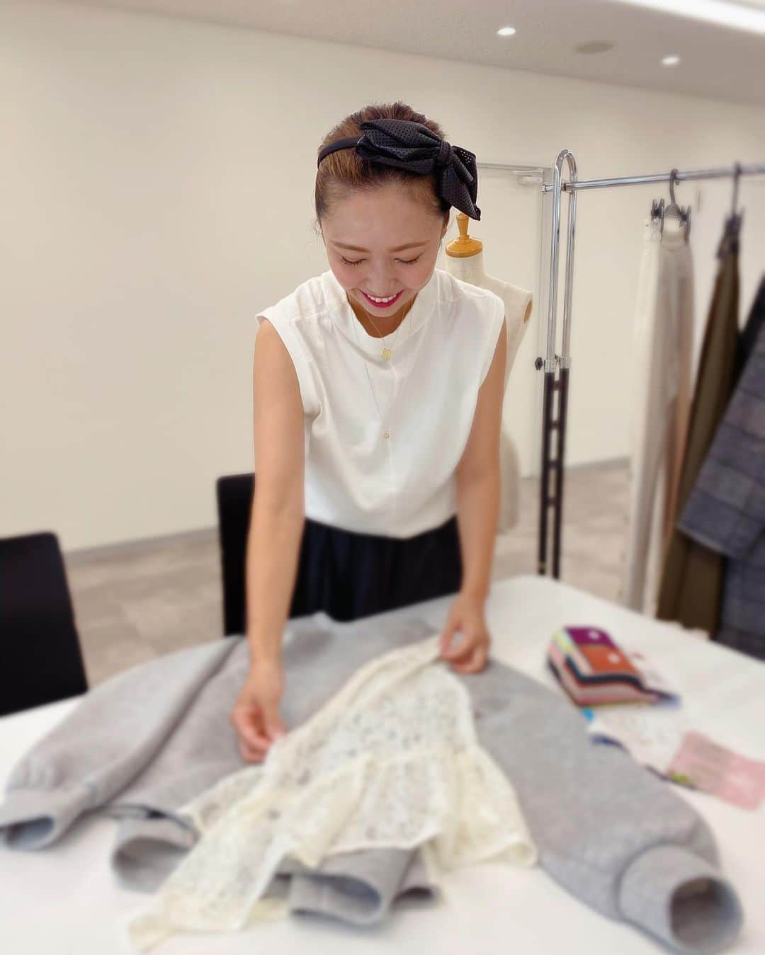 松本亜希さんのインスタグラム写真 - (松本亜希Instagram)「・ おはようございます☀ 【akiron × Re.Verofonna collaboration 】のお洋服が遂に来週予約販売開始できそうです♡ まずはトップスを発売させていただきます。 ・ 私が今回のコラボトップスを作成するにあたり、こんなのが良い&拘った部分を語らせてもらっていいですか⁉️ 笑 ・ ✔︎異素材ドッキング ✔︎パンツにもスカートにも合う ✔︎カジュアルすぎず綺麗めすぎない ✔︎1枚で可愛い ✔︎後ろがお尻に被る感じで丈少し長めで体型カバー ✔︎後ろ姿も可愛い ✔︎お袖も一癖 ✔︎おうちでお洗濯手洗いできる ・ こんな感じを妄想、相談しながら @verofonna のデザイナーさんとあーでもないこーでもないと言いながら、拘りの大人カジュアルなトップスが完成しました💕 ・ 今日から、コーディネートご紹介させて下さい❤️ _________________________________ #akiron_verofonna #reverofonna #verofonna #ヴェロフォンナ #コラボ企画 #コラボ #コラボ商品」9月8日 9時37分 - m_akiron