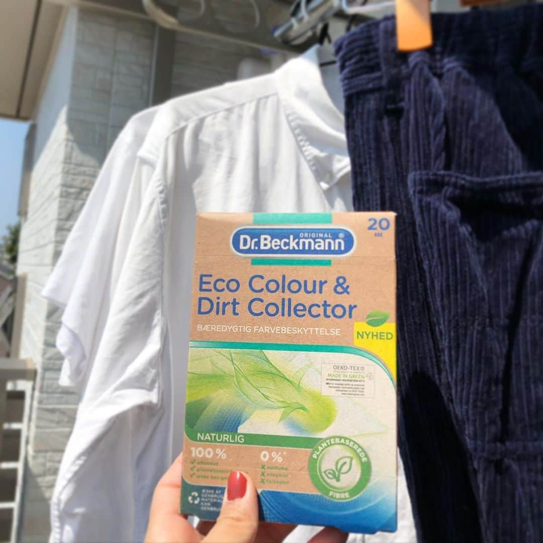 ecomfort（エコンフォート）さんのインスタグラム写真 - (ecomfort（エコンフォート）Instagram)「購入する時から、エコを意識🌏  皆さま、色移り防止シートはご存知ですか？？  特殊シートが洗濯水に浮き出た色素や汚れを吸着し色移りを防ぐ優れもの！  白い物、柄物、色の濃い物など、いちいち分けて洗濯するのは面倒です🙅🏻‍♀️  色物、白物まとめ洗いで1回分の洗濯が、節水・節電・時短になります🙆🏻‍♀️  色移り防止シートのパイオニアとして、消費者と環境を安全にするために シートはセルロース素材でエコテックス認証を取得🙌🏻  パッケージはFSC 認証の素材を使用することにしました🌿  40枚入った大容量パック！ 今すでに使われている方は、次回からこちらへの変更をお願いします！  購入する時から、サステイナブル🌏  ✎プロフィールから詳しいサイズやお値段などの情報をご覧頂けます→@ecomfort_eoct  #ecomforthouse🏠 宮下織絵  #エコンフォート #ecomfortHouse #サスティナブル #サスティナブルショップ #エコ　#サスティナブルな暮らし #暮らしを楽しむ #丁寧な暮らし #おうち時間をもっと快適に　#おうち時間をもっとたのしく #おうち時間 #テレワーク #リモートワーク #在宅勤務　#北欧 #今日の買い物が未来を変える #ホームデトックス　#drbeckmann #ドクターベックマン #色移り防止シート #洋服のゴミを増やさない #おしゃれな人は使ってる #ガーメントケア #洗濯好き #白シャツ #ナチュラルな暮らし #おしゃれさんと繋がりたい #エシカルファッション」9月8日 9時30分 - ecomfort_eoct