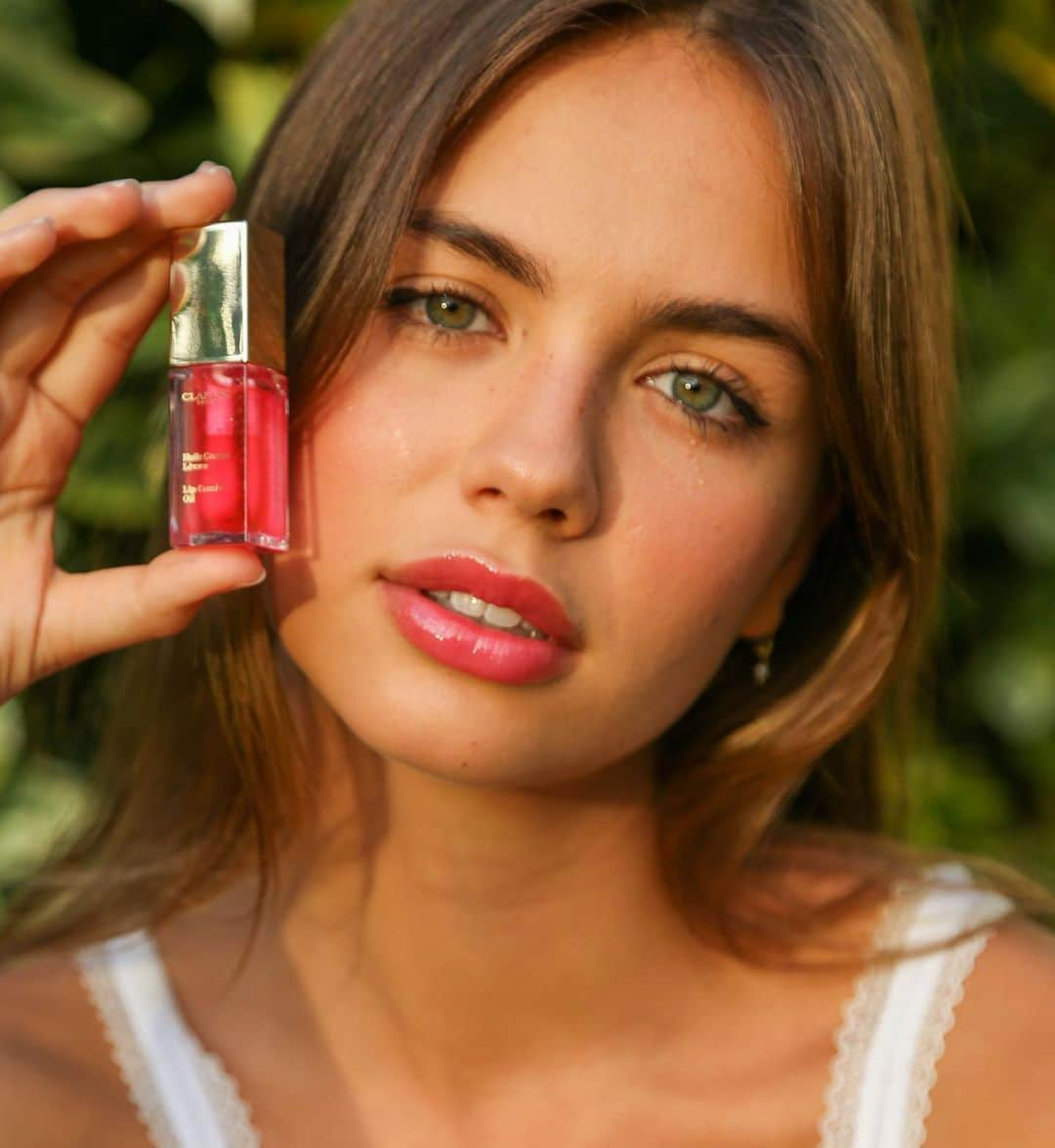 CLARINSさんのインスタグラム写真 - (CLARINSInstagram)「🌺👄 Candy Lip Oil and a summer sunset with this birthday beauty @alexleeaillon ♥️ happy birthday! Photo: @averywheless   #clarinsmakeup」9月8日 9時38分 - clarinsusa