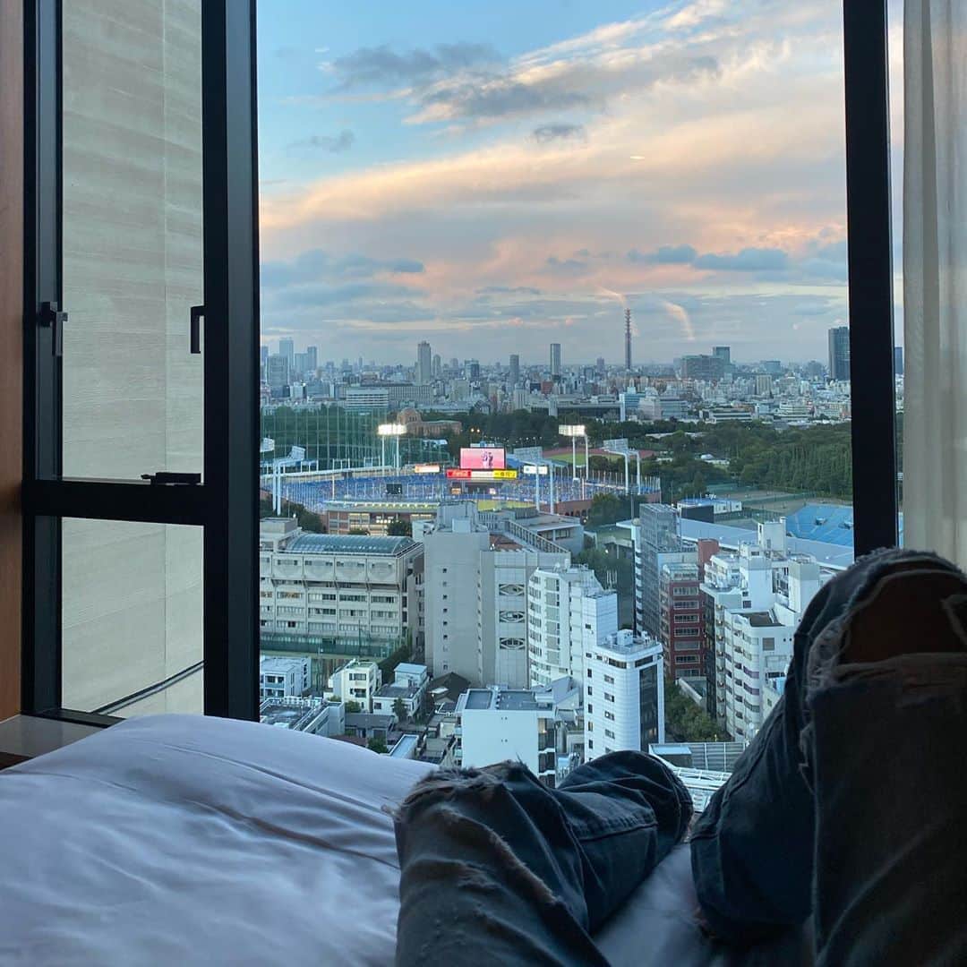 Mika Jimboさんのインスタグラム写真 - (Mika JimboInstagram)「【TOKYOの新しいげきかわ居心地よしホテル🏨】﻿ ﻿ ベルコモンズの跡地にできた話題のホテルに泊まりたくて行ってきたよ😆🏨﻿ ﻿ #theaoyamagrandhotel のお部屋はホテルなんだけど、家にいるような居心地でとっても静かだしぐっすり眠れるいいホテルだった😋﻿ ﻿ ベッドも部屋のラグとか作りもホテルホテルしすぎなくてとにかく居心地が良いし、何よりラッキーだったのがたまたま神宮球場で野球の試合がやってて、終わりがけに花火が🎇﻿ ﻿ 今年は花火見れないと思ってたのに目の前で大きな花火が上がってすごくよかった☺️❤️﻿ ﻿ 歯が痛いから夜ご飯も外でうどん食べたし、ホテルではチーズケーキしか食べれてないけど、ちょっともらったフォーのスープの味は完璧だった‼️﻿ ﻿ サービスもよくて、雨だったからテラスにはいけなかったけどまた行きたいな🧶←なにこれ？﻿ ﻿  歯が痛くて死にかけてたわたしを連れてってくれたのほんと感謝🧎‍♂️ #ベルコモンズ#ベルコモンズ跡地#theaoyamagrandhotel#aoyamagrandhotel#東京の観光シリーズ#東京観光#東京ホテル#tokyo#japan#東京#青山#青山グランドホテル」9月8日 9時36分 - mikajimbox