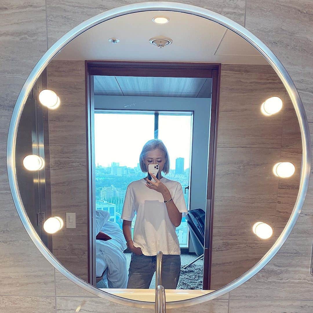 Mika Jimboさんのインスタグラム写真 - (Mika JimboInstagram)「【TOKYOの新しいげきかわ居心地よしホテル🏨】﻿ ﻿ ベルコモンズの跡地にできた話題のホテルに泊まりたくて行ってきたよ😆🏨﻿ ﻿ #theaoyamagrandhotel のお部屋はホテルなんだけど、家にいるような居心地でとっても静かだしぐっすり眠れるいいホテルだった😋﻿ ﻿ ベッドも部屋のラグとか作りもホテルホテルしすぎなくてとにかく居心地が良いし、何よりラッキーだったのがたまたま神宮球場で野球の試合がやってて、終わりがけに花火が🎇﻿ ﻿ 今年は花火見れないと思ってたのに目の前で大きな花火が上がってすごくよかった☺️❤️﻿ ﻿ 歯が痛いから夜ご飯も外でうどん食べたし、ホテルではチーズケーキしか食べれてないけど、ちょっともらったフォーのスープの味は完璧だった‼️﻿ ﻿ サービスもよくて、雨だったからテラスにはいけなかったけどまた行きたいな🧶←なにこれ？﻿ ﻿  歯が痛くて死にかけてたわたしを連れてってくれたのほんと感謝🧎‍♂️ #ベルコモンズ#ベルコモンズ跡地#theaoyamagrandhotel#aoyamagrandhotel#東京の観光シリーズ#東京観光#東京ホテル#tokyo#japan#東京#青山#青山グランドホテル」9月8日 9時36分 - mikajimbox