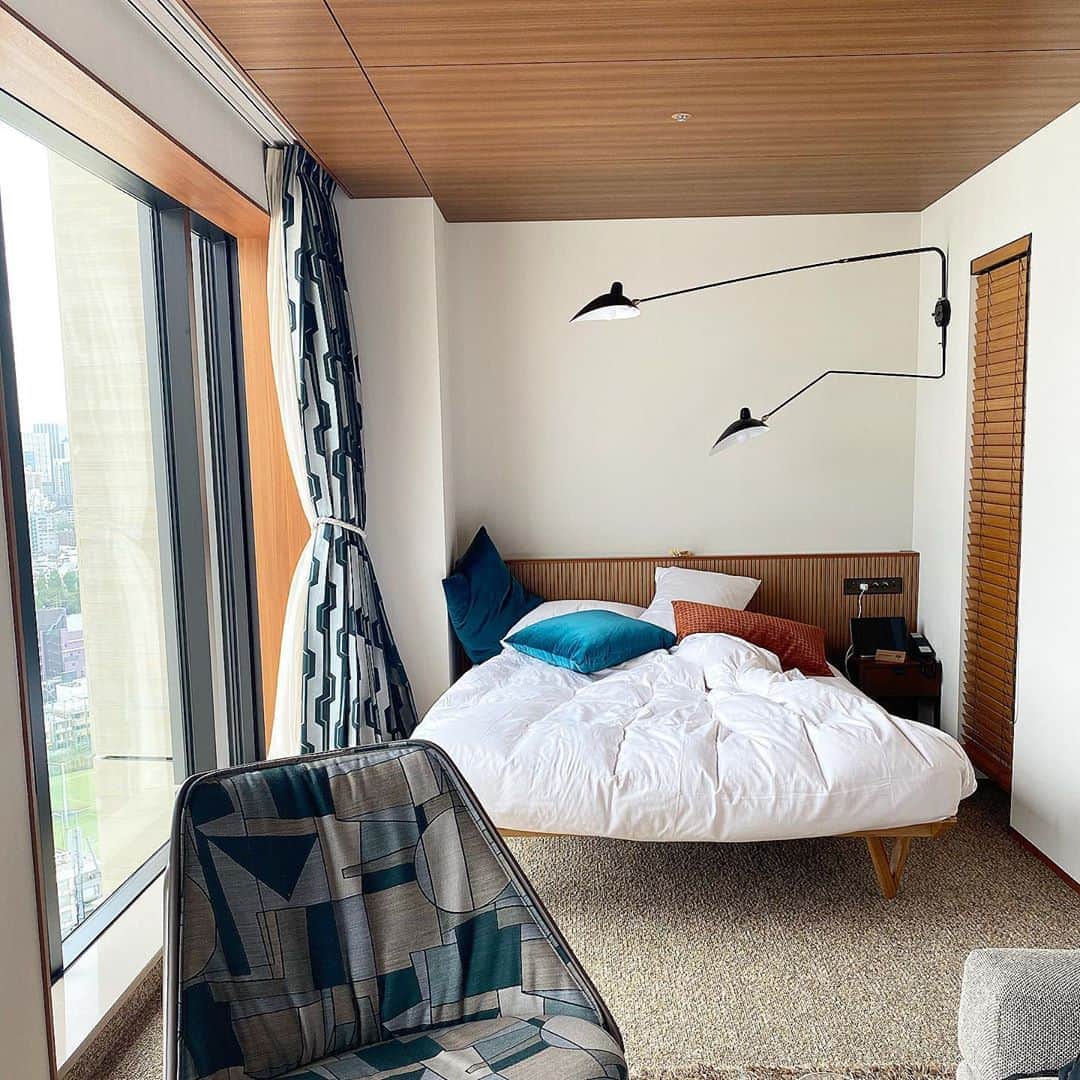Mika Jimboさんのインスタグラム写真 - (Mika JimboInstagram)「【TOKYOの新しいげきかわ居心地よしホテル🏨】﻿ ﻿ ベルコモンズの跡地にできた話題のホテルに泊まりたくて行ってきたよ😆🏨﻿ ﻿ #theaoyamagrandhotel のお部屋はホテルなんだけど、家にいるような居心地でとっても静かだしぐっすり眠れるいいホテルだった😋﻿ ﻿ ベッドも部屋のラグとか作りもホテルホテルしすぎなくてとにかく居心地が良いし、何よりラッキーだったのがたまたま神宮球場で野球の試合がやってて、終わりがけに花火が🎇﻿ ﻿ 今年は花火見れないと思ってたのに目の前で大きな花火が上がってすごくよかった☺️❤️﻿ ﻿ 歯が痛いから夜ご飯も外でうどん食べたし、ホテルではチーズケーキしか食べれてないけど、ちょっともらったフォーのスープの味は完璧だった‼️﻿ ﻿ サービスもよくて、雨だったからテラスにはいけなかったけどまた行きたいな🧶←なにこれ？﻿ ﻿  歯が痛くて死にかけてたわたしを連れてってくれたのほんと感謝🧎‍♂️ #ベルコモンズ#ベルコモンズ跡地#theaoyamagrandhotel#aoyamagrandhotel#東京の観光シリーズ#東京観光#東京ホテル#tokyo#japan#東京#青山#青山グランドホテル」9月8日 9時36分 - mikajimbox