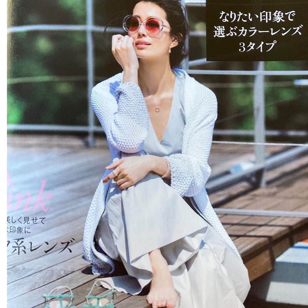 のインスタグラム：「MyAge 2020 秋号 大人の新常識は 『毎日、薄色サングラス』！ 撮影:野口貴司 ヘア&メイク:福沢京子 スタイリスト:坂本久仁子 構成・文:向井真樹 モデル:🙋🏻‍♀️  #MyAge #サングラス #fashion #大人のサングラス　#magazine」
