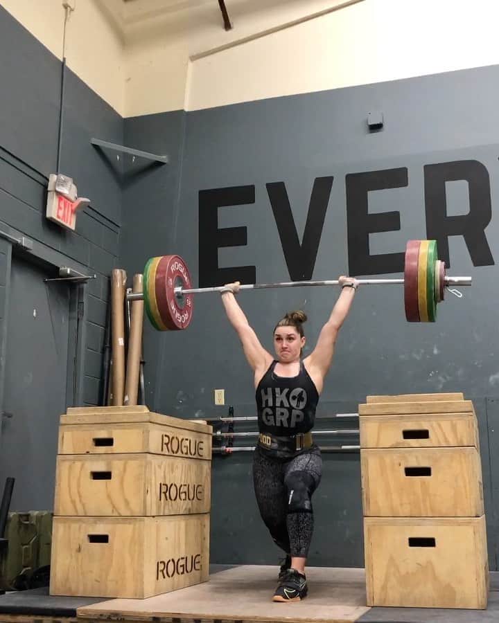 マッティ・ロジャーズのインスタグラム：「LOTS of stuff today. We’re balls deep in volume, so my “morning” session was a dooooooozy. 130kg x 5 jerk to top it off isn’t so bad though! I ~think~ @aimees2cents plans to let me push these triples a bit more in the coming weeks, so I am equally terrified and excited once again (mostly excited bc that HAS TO mean less sets of them maybe??) Got a nice treat today by getting to use my belt for a couple sets even!! Featuring probably one of my favorite dip snatches ever from my 2nd session today 💁🏼‍♀️  @2poodperformance @roguefitness」