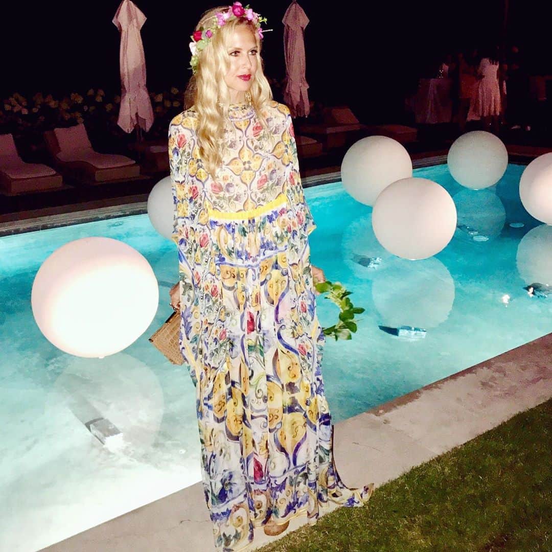 レイチェル・ゾーのインスタグラム：「#Mondaymotivation to dress up in a colorful #caftan and a #flowercrown 💐 just because it makes me #happy ❤️ XoRZ」