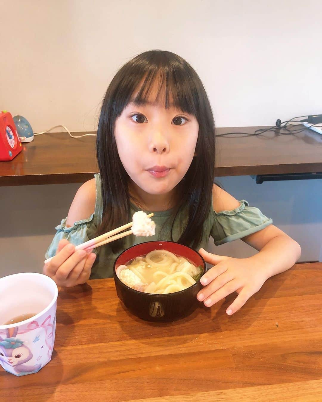 みきママさんのインスタグラム写真 - (みきママInstagram)「【朝は鶏団子うどんです！！】  お早うございます😄😄😄  昨日の残りの鍋に冷凍うどんを放り込んで朝ごはんです👍👍👍  杏ちゃん「コーンフレークがいいんだけど。」文句を言いながら、ちゃんと食べていました😄😄😄  めちゃうまいじゃん！！  今朝は、はる兄、学校に行く出発10分前に「弁当は？」ってさ。  昨日、言え。  #みきママ　#鶏団子　#うどん」9月8日 9時42分 - mikimama_official