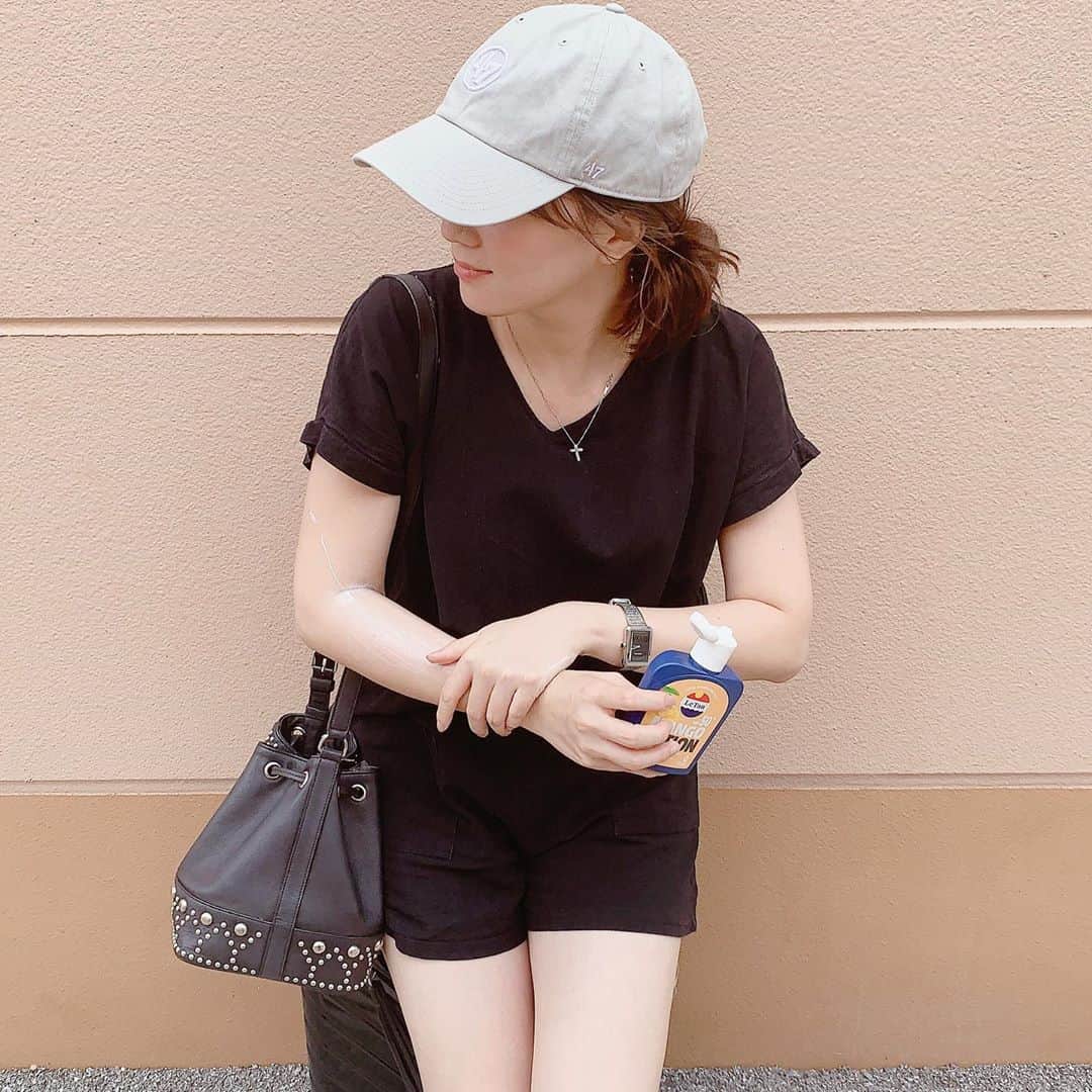 崎山一葉さんのインスタグラム写真 - (崎山一葉Instagram)「>>>🌴👸...... ・ ・ 帽子と共に届いた、サンゴを壊さず、赤ちゃんから使えるという日焼け止め☀️  @letanjapan   沖縄に住んでいるから、気遣ってくれたのか…🥺💓  とても温かい気持ちになって、すぐに使用❣️  マンゴーの香りに包まれました〜。。 🥭  そして、🧢 @47japan のインスタに友人がモデルしている😘 @natsuhi  ビューティフル✨  #letan  #ルタン #サンスクリーンローション  #オキシベンゾン不使用  #nature  #家でも気分はプールサイド」9月8日 9時42分 - kazuha_sakiyama