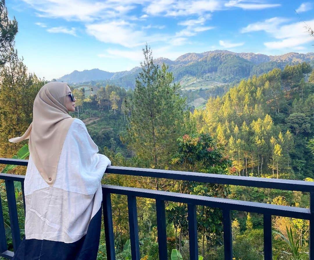 ラウディアシンシアベラのインスタグラム：「بِسْمِ اللَّهِ ✨  Selalu ada kebaikan dari Nya 🤍 Bersyukur itu bukan hanya karena semuanya baik-baik saja,  tapi juga karena selalu ada sisi baik di balik semua yang terjadi. pertolongan Allah Subhaanahu Wa Ta'ala yang membuat semua jadi mudah🤍  #feelingblessed  Alhamdulilah 🤍  🕶 by @vivizubedi  Hijab by @lbylcb "Laudya Series"  Location : @arkamayavilla」