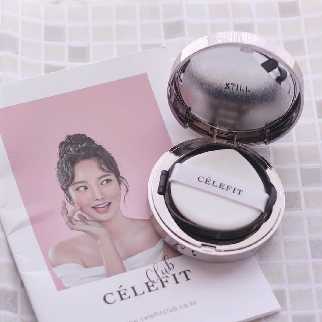 菊池かなこのインスタグラム：「. 秋に使うクッションファンデ✨ 韓国コスメの @celefit.jp . ［セレフィットスチールカバークッション］ . SPF50 PA＋＋＋＋で 日焼け止め効果もばっちり！ . クモの巣エキス配合 密着力のカバークッションであり、 2020年の韓国Get it beautyで TOP3に選ばれたクッションファンデだそう✨ . 付属の餅スポンジ、 スポンジの中にファンデが詰まっている珍しく構造😳 衛生的に使えて潤いをキープしてくれるよ☺︎ 艶々の陶器肌になれるファンデ✨ . . ୨୧┈┈┈┈┈┈┈┈┈┈┈┈┈┈┈┈┈୨୧ @celefit.jp @celefit_official  #celefit#クッションファンデ #クッションファンデ ーション #韓国コスメ#韓国メイク#Qoo10#qoo10購入品 #艶肌#艶肌メイク#艶肌ファンデーション#艶肌ファンデ」