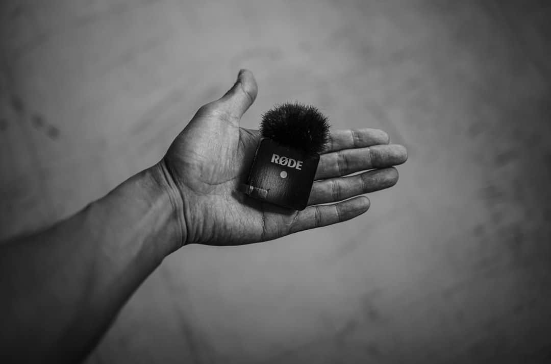 のインスタグラム：「RODEのワイヤレスマイクにモケモケ付けてみた。　まあまあ邪魔になった。 @rodemic   #rodemic #rodemicrophones #rode #マイク #動画撮影 #動画 #撮影機材 #機材 #拘り #monochrome #モノクロ #モノクロ写真 #物撮り #fivefocus #photography #leica #leicam10monochrom #leicaphotography #leicacamera #レンジファインダー #aposummicron50   @mottosatoshi @soborodon22 @shimisun @mkyohei @ryugi_woody @reo0615 @fumihikokawaura @momikomitv @okome.bb @leicagalleryfrankfurt @hoshina1987」