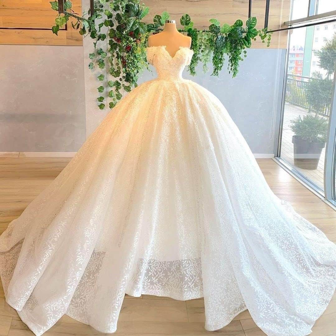 ♡プラコレWedding·⋆*さんのインスタグラム写真 - (♡プラコレWedding·⋆*Instagram)「@placolewedding【#Dressy花嫁 】【#プラコレ】をつけて投稿&フォローしてね♩ . ＝＝＝＝＝＝＝＝ . 海外のようなお洒落花嫁を目指すなら @goddess_exclusive さんの アカウントを要Check✔︎🦋✨ オンラインオーダーも 受け付けているんですよ◎  ボリュームたっぷりなスカートに 思わず胸が踊るはず♩♩ 胸元がV字に開いているドレスは 顔まわりをパッと明るくしてくれます♡ 結婚式の主役にふさわしい 花嫁コーディネートの完成です👗 . ＝＝＝＝＝＝＝＝ 👗Photo by... 1枚〜4目>@goddess_exclusive さん ＝＝＝＝＝＝＝＝ 『#Dressy花嫁』『#プラコレ』の ハッシュタグをつけて写真をUPしてね✦ 花嫁アプリ『Dressy by プラコレ』の 記事に掲載＆リグラムされるかも♩ . みなさまからのいいねや保存 コメントをお待ちしています♥ 「このウェディングドレス可愛い！」 「ヘアスタイルも気になる！！」 「今の花嫁さんの流行りは！？」etc. . ＝＝＝＝＝＝＝＝ 花嫁アプリでは、 プロのアドバイザーに結婚式の相談を何度でも♡ ウェディングドレスの記事や、 自分のウェディングレポを残せちゃう♡” . ＞＞＞TOPのURLからcheck ⋈ @placolewedding ＞＞＞結婚のご相談は プラコレウェディングアドバイザーへ♡ @wedding_adviser ＞＞＞ウェディングレポを残したいなら、 farny by プラコレをcheck ✎ @farny_wedding ＞＞＞ウェディングアイデア＆DIYは ドレシーアイデアcheck ❁ @dressy_idea >>>素敵なドレスに出会いたい花嫁さま♡ @dressyonline_をcheck . ＝＝＝＝＝＝＝＝＝＝＝＝＝＝＝＝ . #プレ花嫁 #卒花 #花嫁 #卒花嫁 #結婚 #結婚式 #結婚準備 #花嫁準備 #weddingtbt #ウェディングドレス #インポートドレス #カラードレス #運命の1着 #花嫁コーディネート #試着レポ #farnyレポ #2020冬婚 #2020秋婚 #2021春婚 #中座 #お色直し #プリンセスライン #挙式 #披露宴 #ドレス試着 #運命の1着」9月8日 10時00分 - placole_dressy