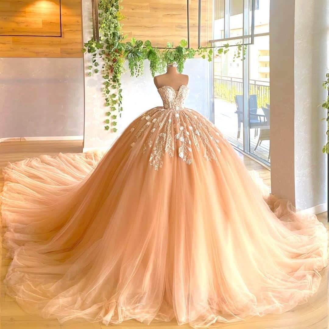 ♡プラコレWedding·⋆*さんのインスタグラム写真 - (♡プラコレWedding·⋆*Instagram)「@placolewedding【#Dressy花嫁 】【#プラコレ】をつけて投稿&フォローしてね♩ . ＝＝＝＝＝＝＝＝ . 海外のようなお洒落花嫁を目指すなら @goddess_exclusive さんの アカウントを要Check✔︎🦋✨ オンラインオーダーも 受け付けているんですよ◎  ボリュームたっぷりなスカートに 思わず胸が踊るはず♩♩ 胸元がV字に開いているドレスは 顔まわりをパッと明るくしてくれます♡ 結婚式の主役にふさわしい 花嫁コーディネートの完成です👗 . ＝＝＝＝＝＝＝＝ 👗Photo by... 1枚〜4目>@goddess_exclusive さん ＝＝＝＝＝＝＝＝ 『#Dressy花嫁』『#プラコレ』の ハッシュタグをつけて写真をUPしてね✦ 花嫁アプリ『Dressy by プラコレ』の 記事に掲載＆リグラムされるかも♩ . みなさまからのいいねや保存 コメントをお待ちしています♥ 「このウェディングドレス可愛い！」 「ヘアスタイルも気になる！！」 「今の花嫁さんの流行りは！？」etc. . ＝＝＝＝＝＝＝＝ 花嫁アプリでは、 プロのアドバイザーに結婚式の相談を何度でも♡ ウェディングドレスの記事や、 自分のウェディングレポを残せちゃう♡” . ＞＞＞TOPのURLからcheck ⋈ @placolewedding ＞＞＞結婚のご相談は プラコレウェディングアドバイザーへ♡ @wedding_adviser ＞＞＞ウェディングレポを残したいなら、 farny by プラコレをcheck ✎ @farny_wedding ＞＞＞ウェディングアイデア＆DIYは ドレシーアイデアcheck ❁ @dressy_idea >>>素敵なドレスに出会いたい花嫁さま♡ @dressyonline_をcheck . ＝＝＝＝＝＝＝＝＝＝＝＝＝＝＝＝ . #プレ花嫁 #卒花 #花嫁 #卒花嫁 #結婚 #結婚式 #結婚準備 #花嫁準備 #weddingtbt #ウェディングドレス #インポートドレス #カラードレス #運命の1着 #花嫁コーディネート #試着レポ #farnyレポ #2020冬婚 #2020秋婚 #2021春婚 #中座 #お色直し #プリンセスライン #挙式 #披露宴 #ドレス試着 #運命の1着」9月8日 10時00分 - placole_dressy