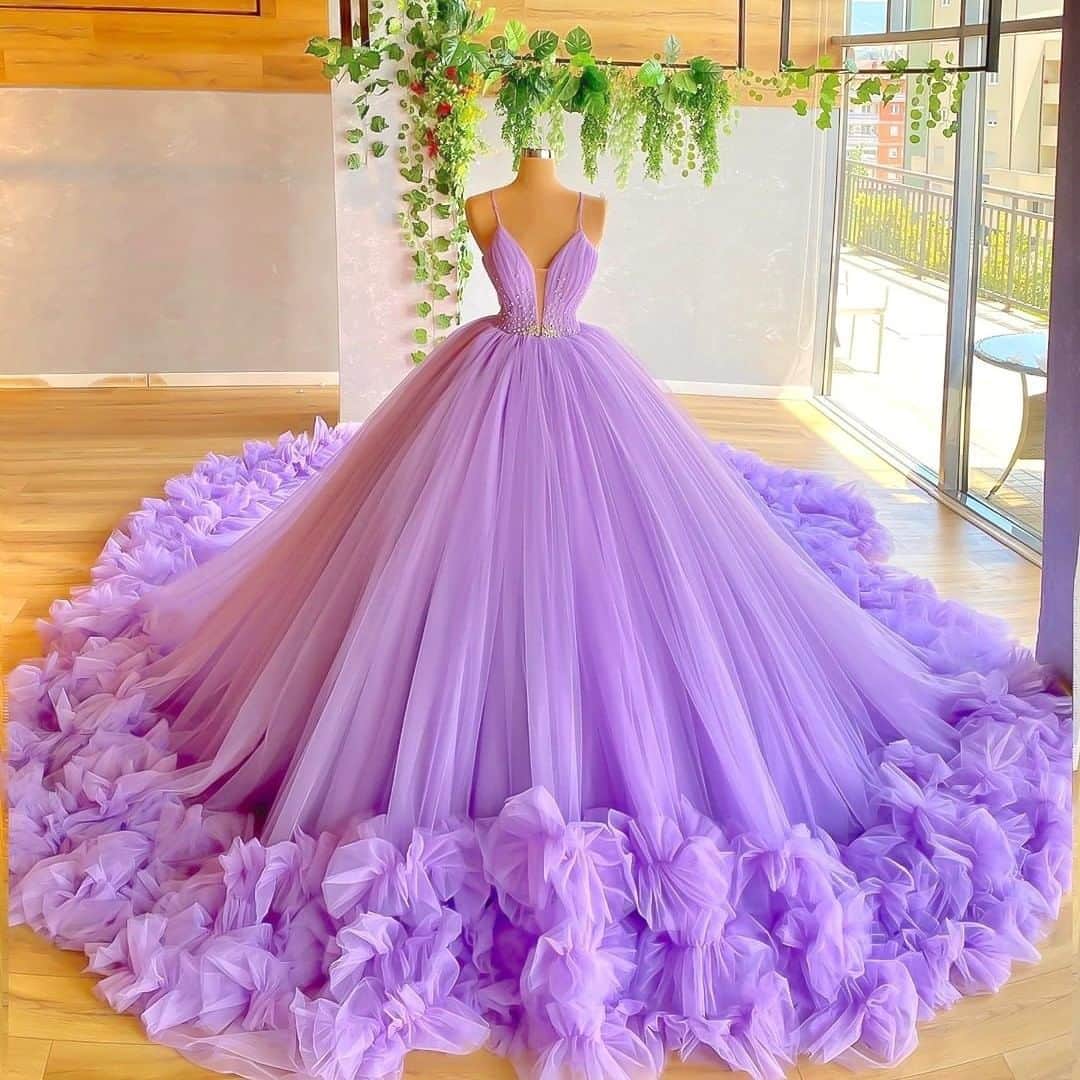 のインスタグラム：「@placolewedding【#Dressy花嫁 】【#プラコレ】をつけて投稿&フォローしてね♩ . ＝＝＝＝＝＝＝＝ . 海外のようなお洒落花嫁を目指すなら @goddess_exclusive さんの アカウントを要Check✔︎🦋✨ オンラインオーダーも 受け付けているんですよ◎  ボリュームたっぷりなスカートに 思わず胸が踊るはず♩♩ 胸元がV字に開いているドレスは 顔まわりをパッと明るくしてくれます♡ 結婚式の主役にふさわしい 花嫁コーディネートの完成です👗 . ＝＝＝＝＝＝＝＝ 👗Photo by... 1枚〜4目>@goddess_exclusive さん ＝＝＝＝＝＝＝＝ 『#Dressy花嫁』『#プラコレ』の ハッシュタグをつけて写真をUPしてね✦ 花嫁アプリ『Dressy by プラコレ』の 記事に掲載＆リグラムされるかも♩ . みなさまからのいいねや保存 コメントをお待ちしています♥ 「このウェディングドレス可愛い！」 「ヘアスタイルも気になる！！」 「今の花嫁さんの流行りは！？」etc. . ＝＝＝＝＝＝＝＝ 花嫁アプリでは、 プロのアドバイザーに結婚式の相談を何度でも♡ ウェディングドレスの記事や、 自分のウェディングレポを残せちゃう♡” . ＞＞＞TOPのURLからcheck ⋈ @placolewedding ＞＞＞結婚のご相談は プラコレウェディングアドバイザーへ♡ @wedding_adviser ＞＞＞ウェディングレポを残したいなら、 farny by プラコレをcheck ✎ @farny_wedding ＞＞＞ウェディングアイデア＆DIYは ドレシーアイデアcheck ❁ @dressy_idea >>>素敵なドレスに出会いたい花嫁さま♡ @dressyonline_をcheck . ＝＝＝＝＝＝＝＝＝＝＝＝＝＝＝＝ . #プレ花嫁 #卒花 #花嫁 #卒花嫁 #結婚 #結婚式 #結婚準備 #花嫁準備 #weddingtbt #ウェディングドレス #インポートドレス #カラードレス #運命の1着 #花嫁コーディネート #試着レポ #farnyレポ #2020冬婚 #2020秋婚 #2021春婚 #中座 #お色直し #プリンセスライン #挙式 #披露宴 #ドレス試着 #運命の1着」