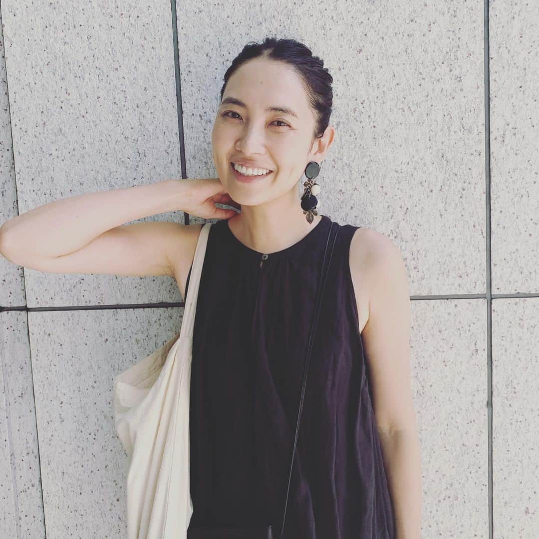 浜島直子さんのインスタグラム写真 - (浜島直子Instagram)「今日も暑かったなぁ🌞 ずいぶん前だけどいつかの私服の写真を。 もう年々暑くて暑くて、いかに風を通して涼しくするかが課題。 (そして汗染みを目立たせないか…🙈) ・ 写真とは全く関係ありませんが、ひとつ告知をさせてください🙏 ・ 9月16日〜29日の期間で、博多阪急で『ライフスタイルフェス』を開催いたします。 私の衣食住からピックアップしたあれこれを、会場で展示し、販売いたします😊 そして、19日(土)13時からはトークイベントも！ トークイベントは予約制となりますが、お時間ありましたらぜひ🥰 詳しくは、「博多阪急・浜島直子」でぜひ検索を🌈 ・ 【イベント名】 ライフスタイルフェス～手間を楽しむ丁寧な暮らし～ 浜島直子トークショー&絵本朗読・サイン会 【開催場所】 博多阪急３F（福岡市博多区博多駅中央街1-1） 【開催日】 日時：9/19（土）午後1時～2時 【問い合わせ先】 http://hhinfo.jp/entry/hakata/event/detail/20200919 （092）461-1381（博多阪急　代表電話）　 【その他】 新型コロナウィルス感染対策に配慮し少人数の開催になっていますが お近くの方がいましたらぜひいらして頂けたらと思います。 詳しくは博多阪急のHPをご覧ください。（参考にして頂ければと思います。） ・ #誰にも聞かれていませんが #トップス　#journalstandardluxe  #パンツ　#ヂェン先生の日常着 #バッグ　#hereu #サンダル　#birkenstock  #イヤリング　#vintage #博多阪急のイベントの詳細は #博多阪急のHPか #記載してある電話番号へお問い合わせください🙏」9月8日 20時54分 - hamaji_0912