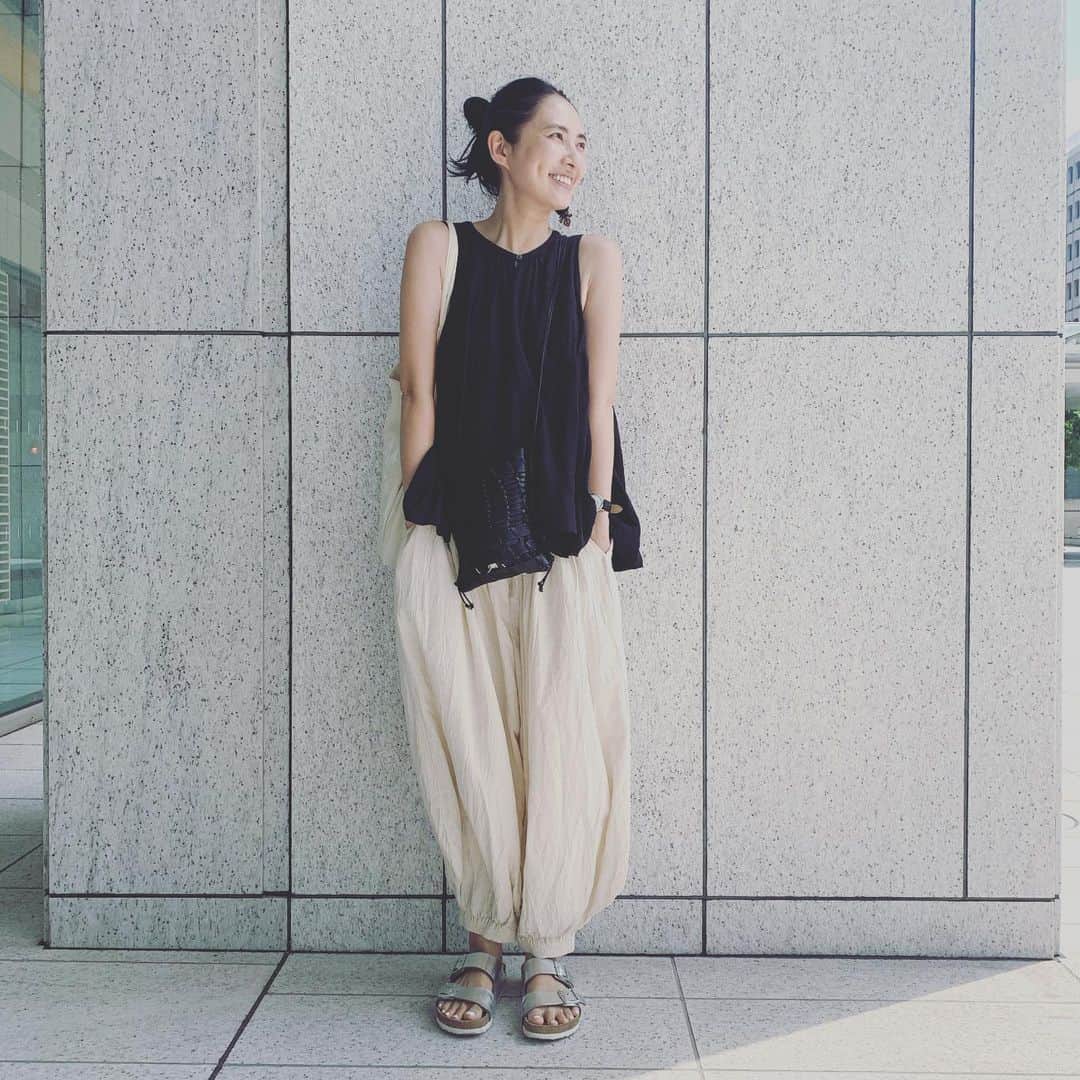 浜島直子さんのインスタグラム写真 - (浜島直子Instagram)「今日も暑かったなぁ🌞 ずいぶん前だけどいつかの私服の写真を。 もう年々暑くて暑くて、いかに風を通して涼しくするかが課題。 (そして汗染みを目立たせないか…🙈) ・ 写真とは全く関係ありませんが、ひとつ告知をさせてください🙏 ・ 9月16日〜29日の期間で、博多阪急で『ライフスタイルフェス』を開催いたします。 私の衣食住からピックアップしたあれこれを、会場で展示し、販売いたします😊 そして、19日(土)13時からはトークイベントも！ トークイベントは予約制となりますが、お時間ありましたらぜひ🥰 詳しくは、「博多阪急・浜島直子」でぜひ検索を🌈 ・ 【イベント名】 ライフスタイルフェス～手間を楽しむ丁寧な暮らし～ 浜島直子トークショー&絵本朗読・サイン会 【開催場所】 博多阪急３F（福岡市博多区博多駅中央街1-1） 【開催日】 日時：9/19（土）午後1時～2時 【問い合わせ先】 http://hhinfo.jp/entry/hakata/event/detail/20200919 （092）461-1381（博多阪急　代表電話）　 【その他】 新型コロナウィルス感染対策に配慮し少人数の開催になっていますが お近くの方がいましたらぜひいらして頂けたらと思います。 詳しくは博多阪急のHPをご覧ください。（参考にして頂ければと思います。） ・ #誰にも聞かれていませんが #トップス　#journalstandardluxe  #パンツ　#ヂェン先生の日常着 #バッグ　#hereu #サンダル　#birkenstock  #イヤリング　#vintage #博多阪急のイベントの詳細は #博多阪急のHPか #記載してある電話番号へお問い合わせください🙏」9月8日 20時54分 - hamaji_0912