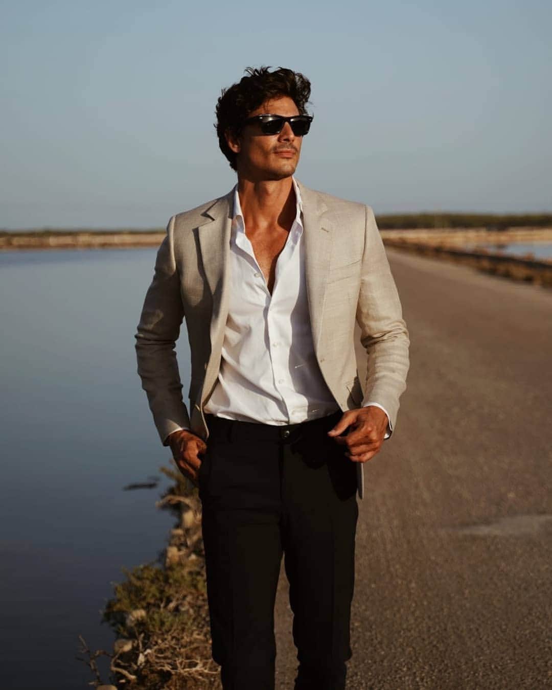 ハケットのインスタグラム：「For the perfect summer-to-autumn outfit, throw on a lightweight blazer. Not only will it instantly sharpen up your look, as demonstrated by @javierdemiguel_ but it also adds the perfect gentlemanly edge.」