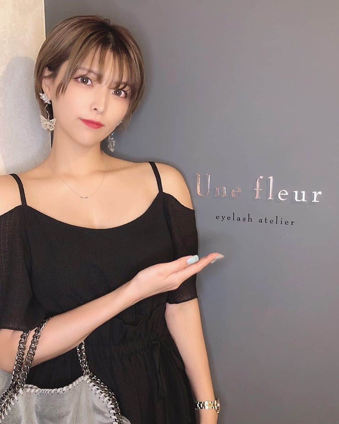 のインスタグラム：「眉毛ってどうしてる？⭐️ . . 眉毛って顔の印象をすごく変える大事なパーツだから、私は毎月アイブロウサロンに通って整えてもらってるよ！🙋‍♀️ . 綺麗な自然な眉毛を作るためにはカットはしない！ワックスでスッキリ綺麗！！ 月1がBest⭐️ . . @une_fleur_eyebrow  @une_fleur_eyelash  . . 同時にマツパも♪ . . . 脱毛もそうだけど、 眉毛は女の子だけの話ではなくて、 男性でも同じ！！ . . モテる男の人は眉毛が総じて綺麗。 . . 毎日メイクする女の子でさえ、 難しい眉毛のメンテナス。。 . 男性は絶対にプロにお願いするべきだと私は思うよ🙉🙉🙉 . . . #まゆげサロン #眉毛メイク #眉毛サロン #アイブロウ #アイブロウスタイリング #アイブロウデザイニング #男性美容 #メンズ美容 #眉毛デザイン #モテる方法 #モテる男 #モテる男性」