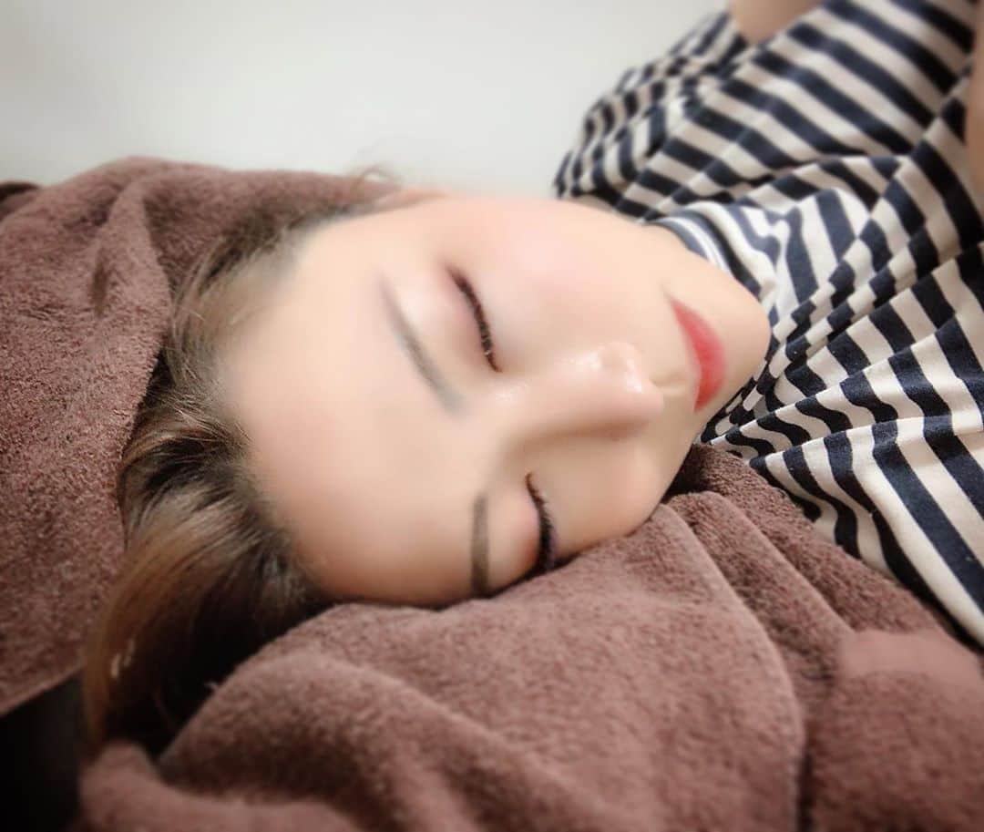 のインスタグラム：「小顔矯正に行ってきました🌟  痛いとは言われてましたが、ゴリゴリ本当に痛くて…😂 でも耐えた分、2枚目の写真を見ると、施術前の左頬よりも、施術後の右頬の方が上がってるように見えます✨  最近肩こりも酷かったので、全身も解してもらい、少し楽になりました🌟  お寿司行ってきまーす😋🍣  #小顔 #小顔矯正 #マッサージ #美容 #美容好きな人と繋がりたい  #美肌 #美肌ケア #女子力 #女子力アップ  #女子力向上委員会  #女子力高め  #女子力あげたい  #diet  #ビジョラダ #ビューティー #pr #健康 #健康第一」