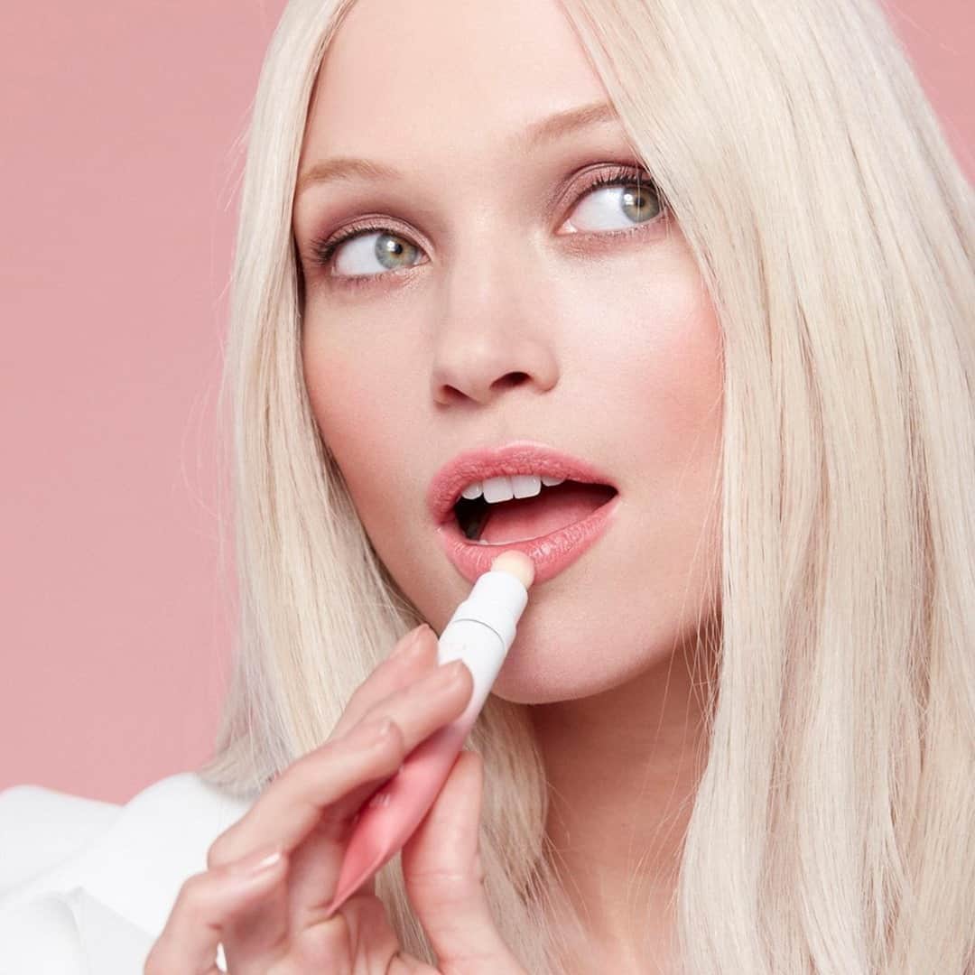 Clarins Australiaさんのインスタグラム写真 - (Clarins AustraliaInstagram)「For a smile that will melt everyone’s heart 💗 look no further than our NEW Lip Milky Mousse 😁⁣ ⁣ 💋 Instantly infusing lips with subtly tinted colour, gently kissing them with a satin finish and a peachy smooth effect 🍑⁣ ⁣ #ClarinsAus #ClarinsMakeup」9月8日 19時30分 - clarinsanz