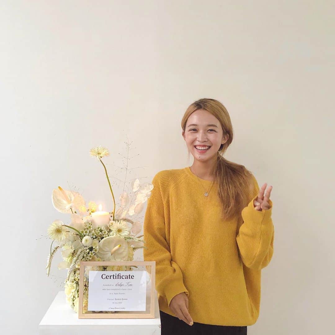キム・ダヘのインスタグラム：「마지막 수업 #캔들센터피스 🌿 너무 예뻐 눈에만 담기아까웠다... 끝나고 수료증까지 예쁘게 액자에 담아주신 샘 심화반도 들으러갈게요오 ✌🏽✌🏽 #오하나플라워스튜디오」