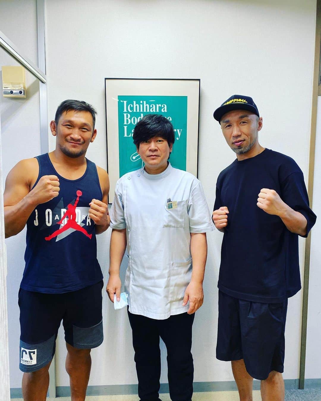 ストラッサー起一のインスタグラム：「実は先週月曜日からプチぎっくり腰になり 流石に痛み続くので市原カイロプラクティック研究室さんで院長に治療して頂きました。 治療終えると腰の違和感もほぼ取り除いて頂き回復しました！ 院長の技術は凄いと思います。 また引き続き宜しくお願い致します。  そして僕と入れ違いで同じHALEOのキックボクサーの山内さんも来られててビックリしました！ と言う事で3人で写真をパシャリ✨ 本日はありがとうございました。  #市原カイロプラクティック研究室 https://ibl-clinic.com」