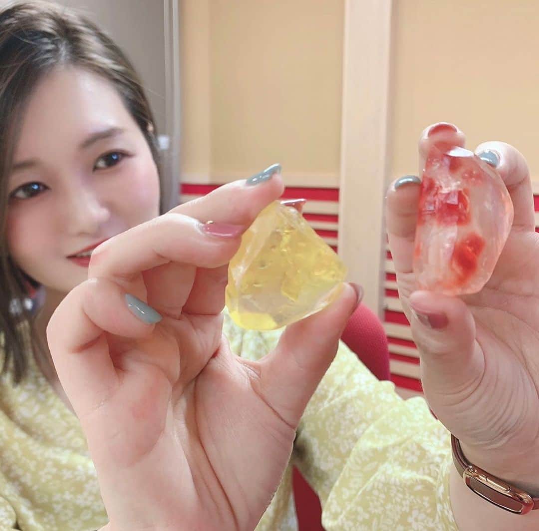 橋口侑佳のインスタグラム：「♪   #FM愛知#アフタヌーンカラーズ 番組のコーナー企画で#宝石せっけん　を作りました！  とっても簡単で、芸術センスなくてもある程度のクオリティになる！  #芸術の秋 必要なのは#グリセリンソープ と#アイシャドウ とか#化粧用色素 香り付の#アロマオイル も忘れずに！ キットがあるので、それを買った方がお手軽に出来ますよ♪」