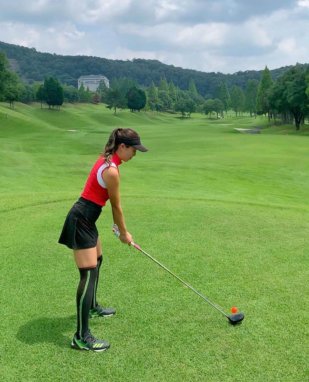 とくさきさんのインスタグラム写真 - (とくさきInstagram)「こんばんは⭐️ . 真夏の灼熱の日のゴルフウェアです💕⛳️ . トップス: @chucuchu_official  スカート: @chucuchu_official  サンバイザー: @5five_star5  ソックス: @adidasgolf  シューズ: @adidasgolf  . 赤と黒の組み合わせがカッコよくて個人的に凄く好き😍 . やっぱり真夏の快晴ゴルフ大好き❤️ . もう秋になっちゃったからまた来年だ🍁 #ゴルフ#ゴルフ女子#golf#golfgirl#golfswing#ゴルフスイング#sports#スポーツ#スポーツ女子#instagolf#골프#골프여자#스포츠#高尔夫球#高尔夫#ゴルフウェア#golfwear#ゴルフ日和#快晴#韓国#韓国ウェア」9月8日 19時32分 - tokusaki_golf