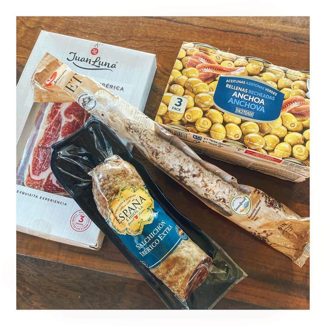 のインスタグラム：「友達にスペイン食材をたくさんもらったよ🇪🇸  今日の晩ご飯の一品は このサラミを使ったサラダにしたよ‼︎」