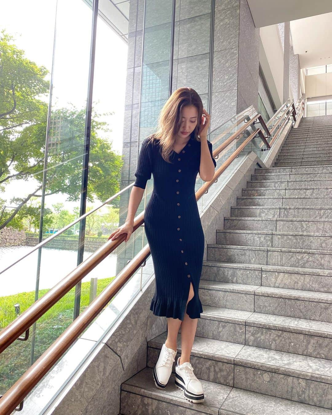 佐達ももこさんのインスタグラム写真 - (佐達ももこInstagram)「coordinate🖤﻿ ﻿ このワンピース、形が綺麗で﻿ スタイルよく見せてくれるから﻿ とても気に入りました☺️💓﻿ ﻿ ﻿ Amazonのプライム・ワードローブ﻿ というサービスを初めて使ったんだけど、﻿ 届いた商品を試着して﻿ 気に入ればそのまま購入﻿ 気に入らなければ返送できるの😮！﻿ ﻿ この @snidel_official の﻿ ニットワンピは実際に試着して﻿ サイズ感も良かったので購入したよ💓﻿ ﻿ アマゾンプライム会員なら送料も、﻿ 返送料も無料なの💰﻿ ﻿ しかも届いた箱と同梱の返送伝票で﻿ コンビニから返送できるってところがすごい👏﻿ ﻿ ネットショッピングって﻿ 実物を見ないと失敗することって﻿ 結構あると思うから、﻿ かなーり良いサービスだなと思いました🥺✨﻿ ﻿ #amazonで発見 #amazonfashionjp #PR」9月8日 19時34分 - sadamomodayo