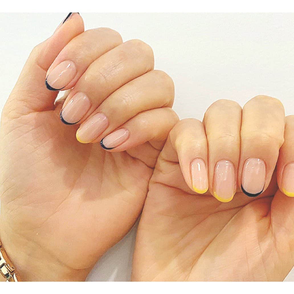 田澤友子のインスタグラム：「..nailの記録.. . ずっとワンカラーが続いていたので、 気分を変えて久々の細フレンチに。 . ネイビー＆イエローの配分が とても新鮮なイメージになりました❤︎ . これなら秋冬ファッションへの移行期にも じゃませず馴染みそう…！ . .  @retreat_nail_hamada  . #nail  #ネイル　 #フレンチネイル  #細フレンチ #ネイビー #イエロー #アルジャーノンリトリートネイル」