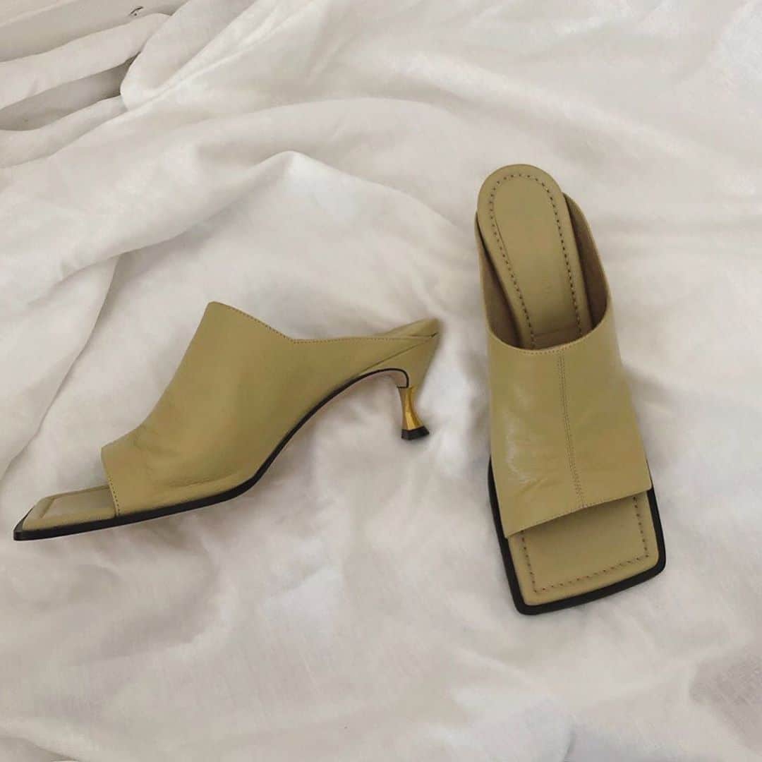 のインスタグラム：「Square toe @newbottega  新しいBOTTEGAで秋を感じて〜👡」