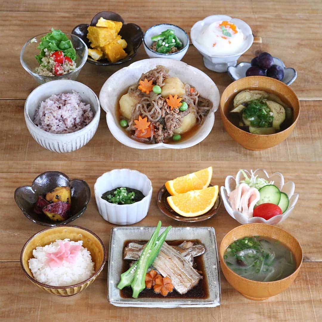 yunaのインスタグラム：「♩ . #まとめて投稿 #ひとりごはん . . 🍚肉じゃが かぼちゃとチーズのマヨネーズ和え キヌアサラダ オクラ納豆 お吸い物 雑穀ごはん 牛乳みかん寒天 ぶどう🍇 . . 🍚太刀魚の煮付け あかもくオクラ 揚げない大学芋 鶏ハムサラダ お味噌汁 オレンジ🍊 . . #yunaご飯#lin_stagrammer#kurashiru#delistagrammer#Japanesefood#ロカリキッチン#デリスタグラマー#クッキングラム#クッキングラムアンバサダー#タベリー#フーディーテーブル#Kissカメラ#iegohanphoto#てづくりごはん365#おうちごはん#おうちごはんlover#ママリクッキング#マカロニメイト#おうちごはん通信#キッチングラム#おうちカフェ#夜ごはん#晩ごはん#dinner#小石原焼#翁明窯元#白山陶器#肉じゃが」